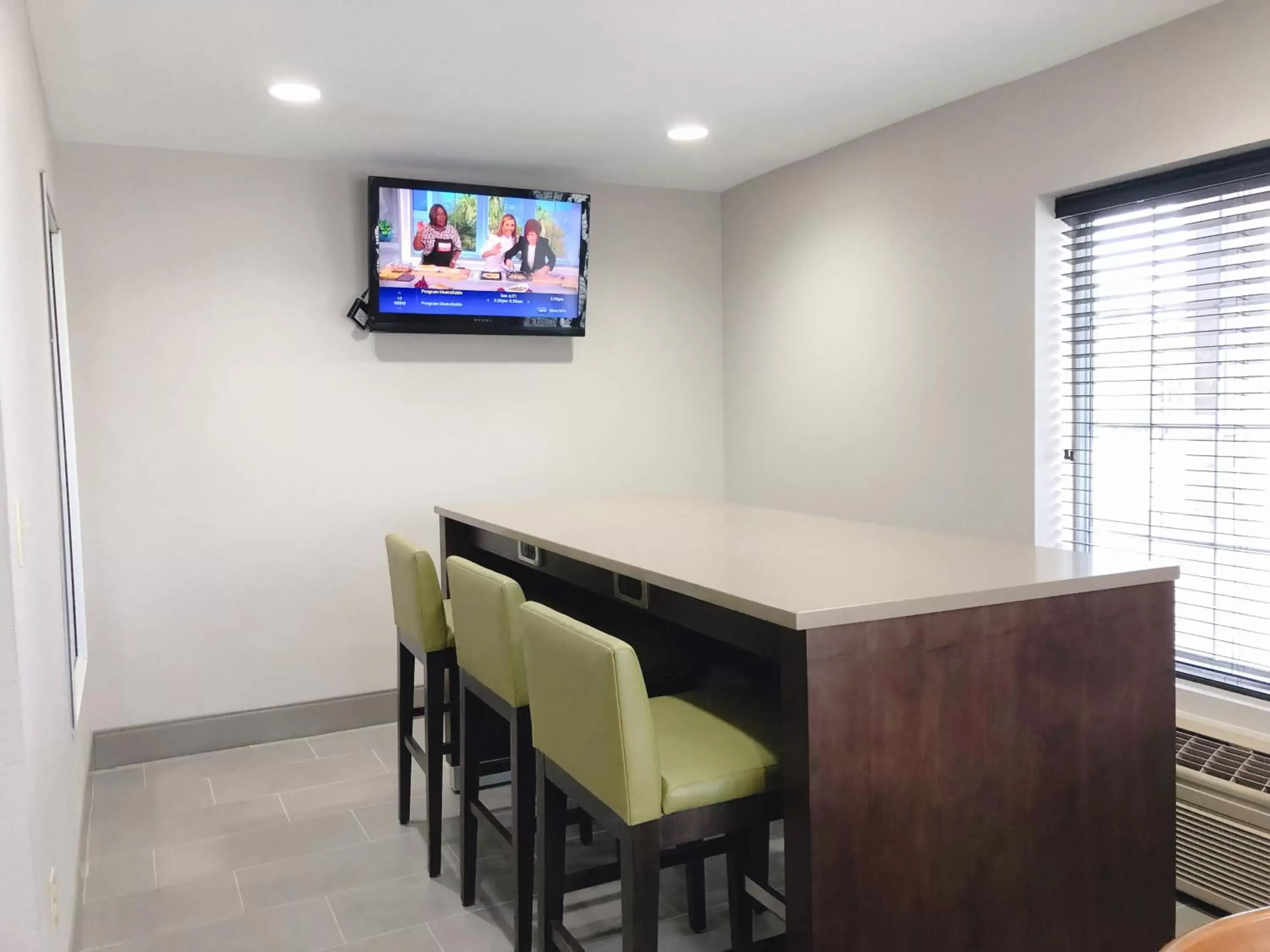 Lounge or bar, TV/Entertainment Center in Country Inn & Suites by Radisson, Topeka West, KS