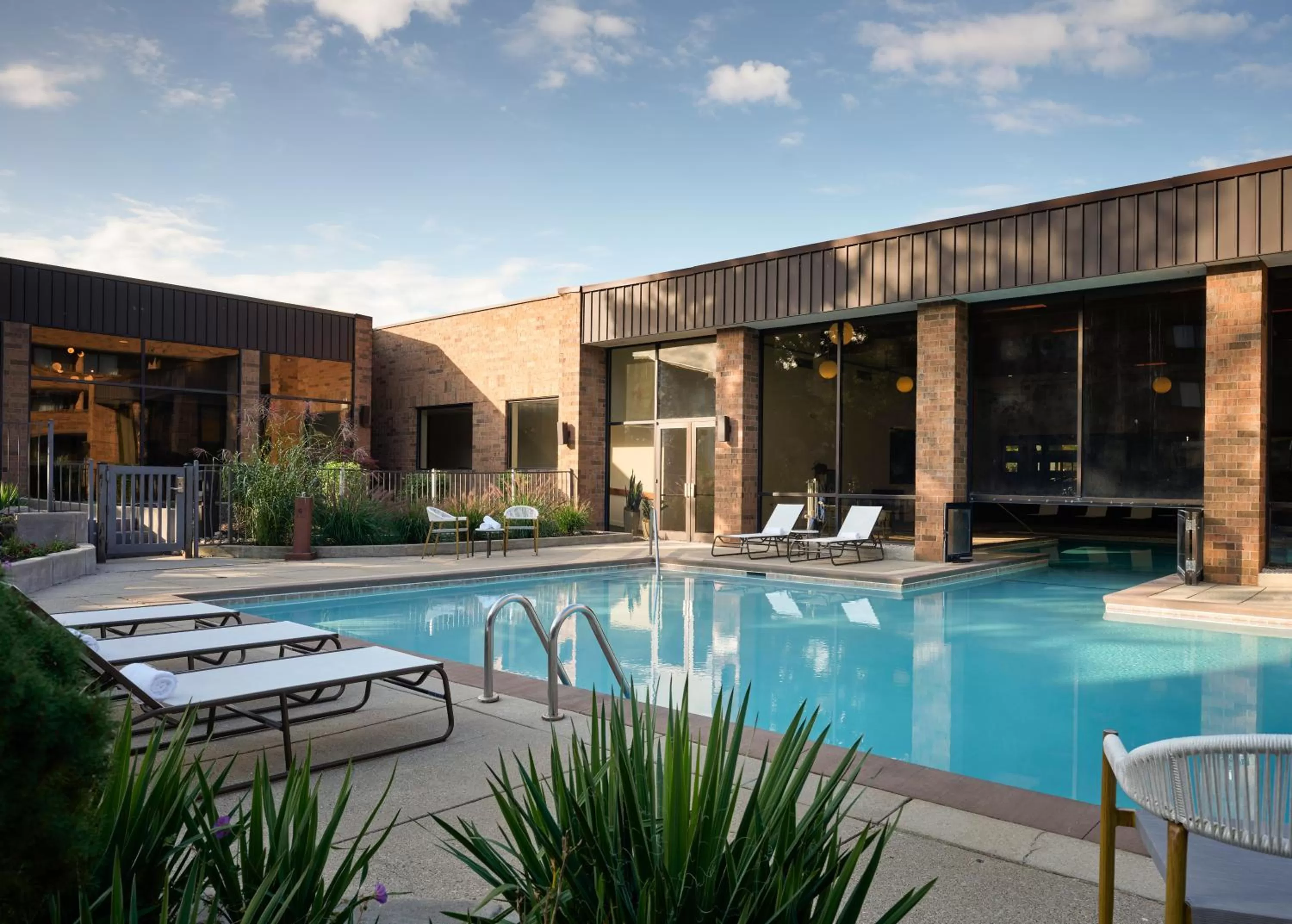 Swimming pool in Sheraton Grand Rapids Airport Hotel