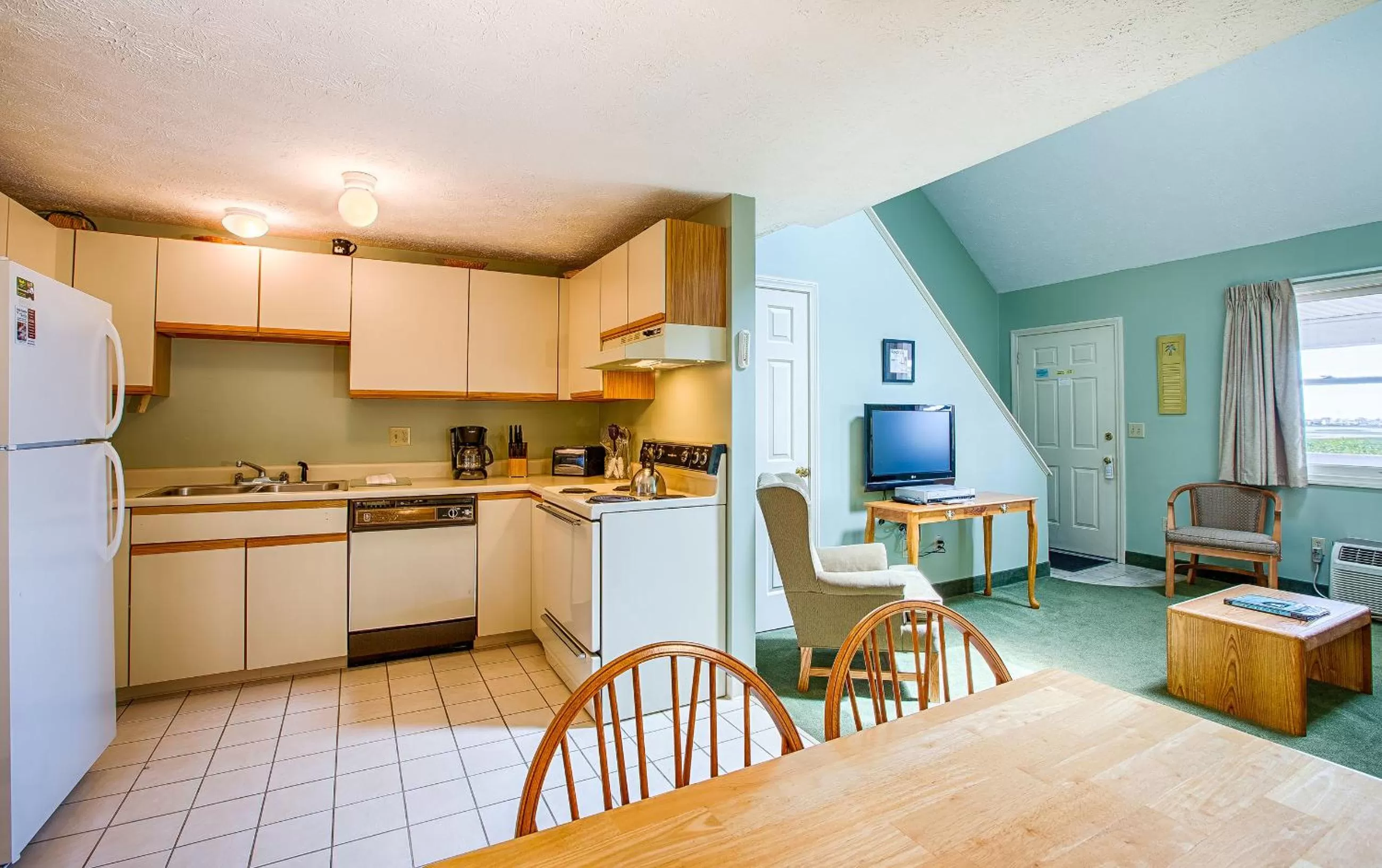 Coffee/tea facilities, Kitchen/Kitchenette in Misty Harbor Resort