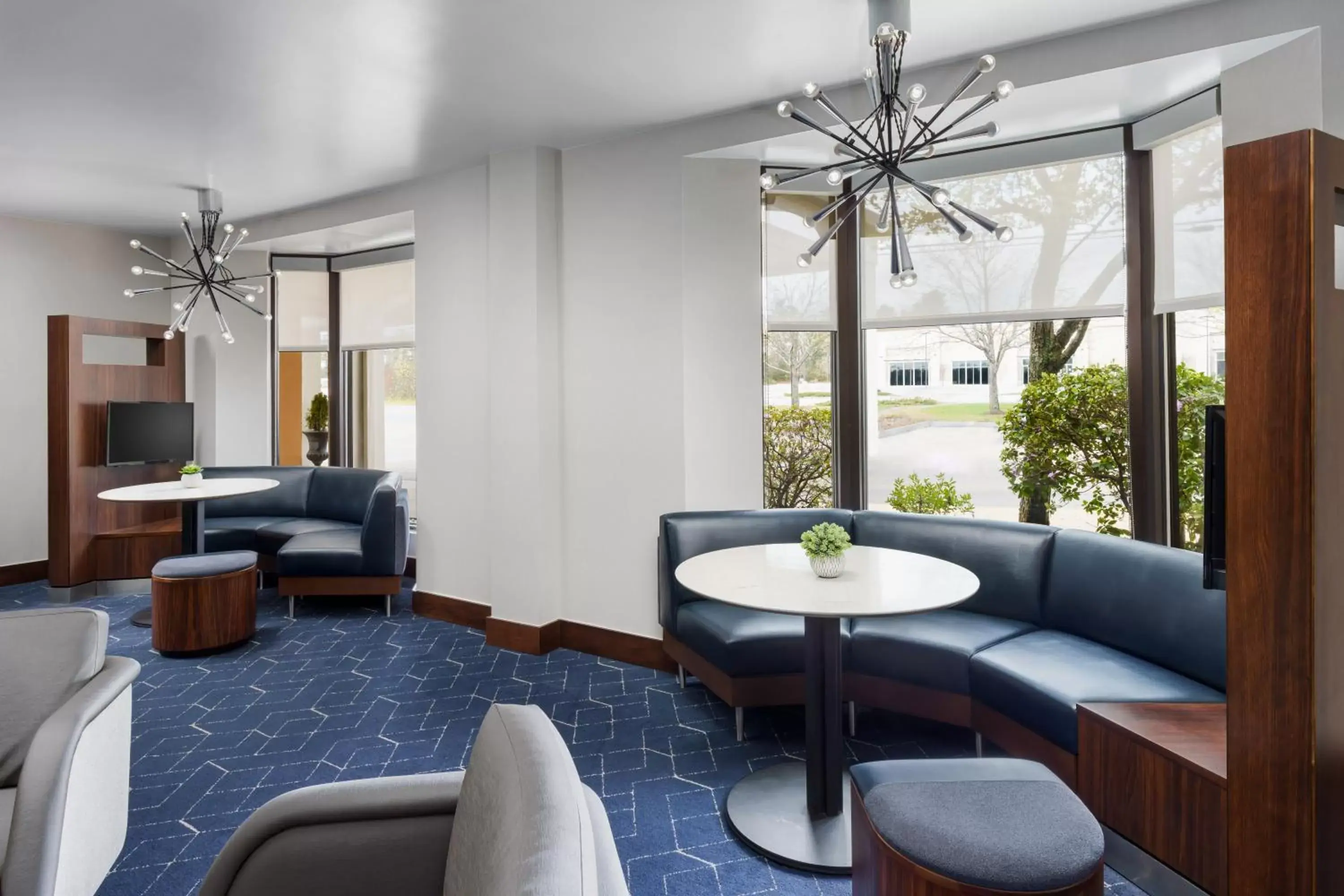 Communal lounge/ TV room, Lounge/Bar in Courtyard Manchester-Boston Regional Airport