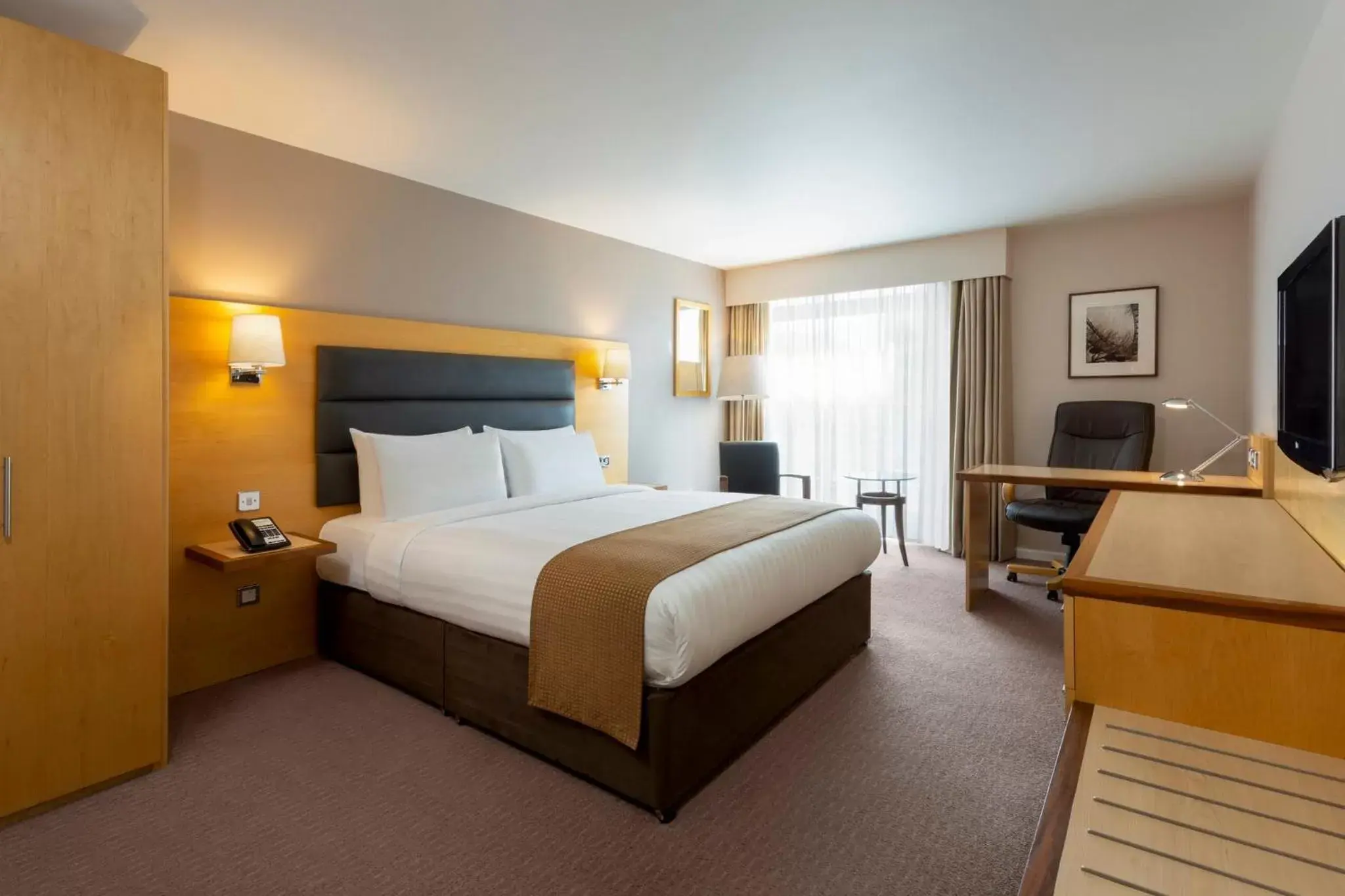 Photo of the whole room, Bed in Holiday Inn London Brentford Lock, an IHG Hotel