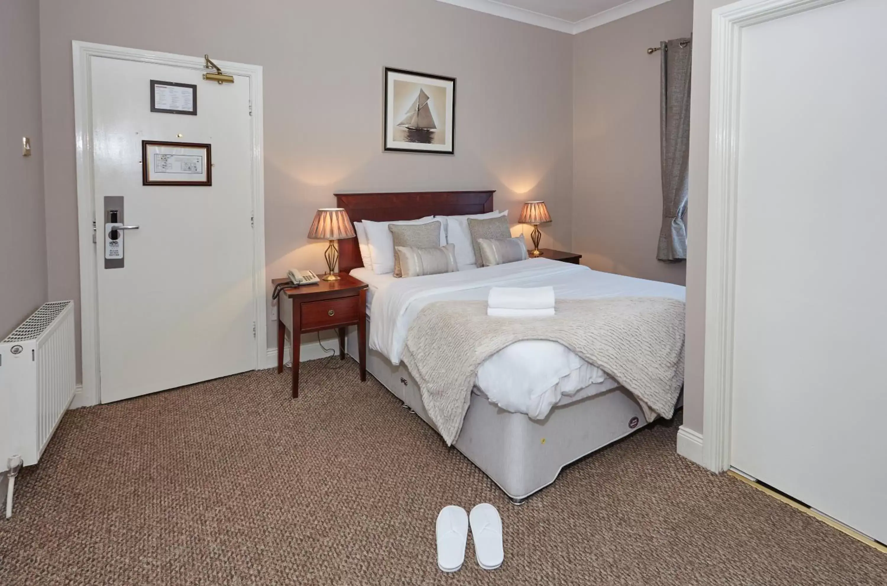 Bed in Uppercross House Hotel