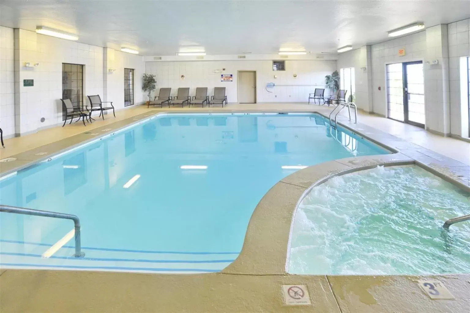 Swimming Pool in Best Western Plus Shamrock Inn & Suites