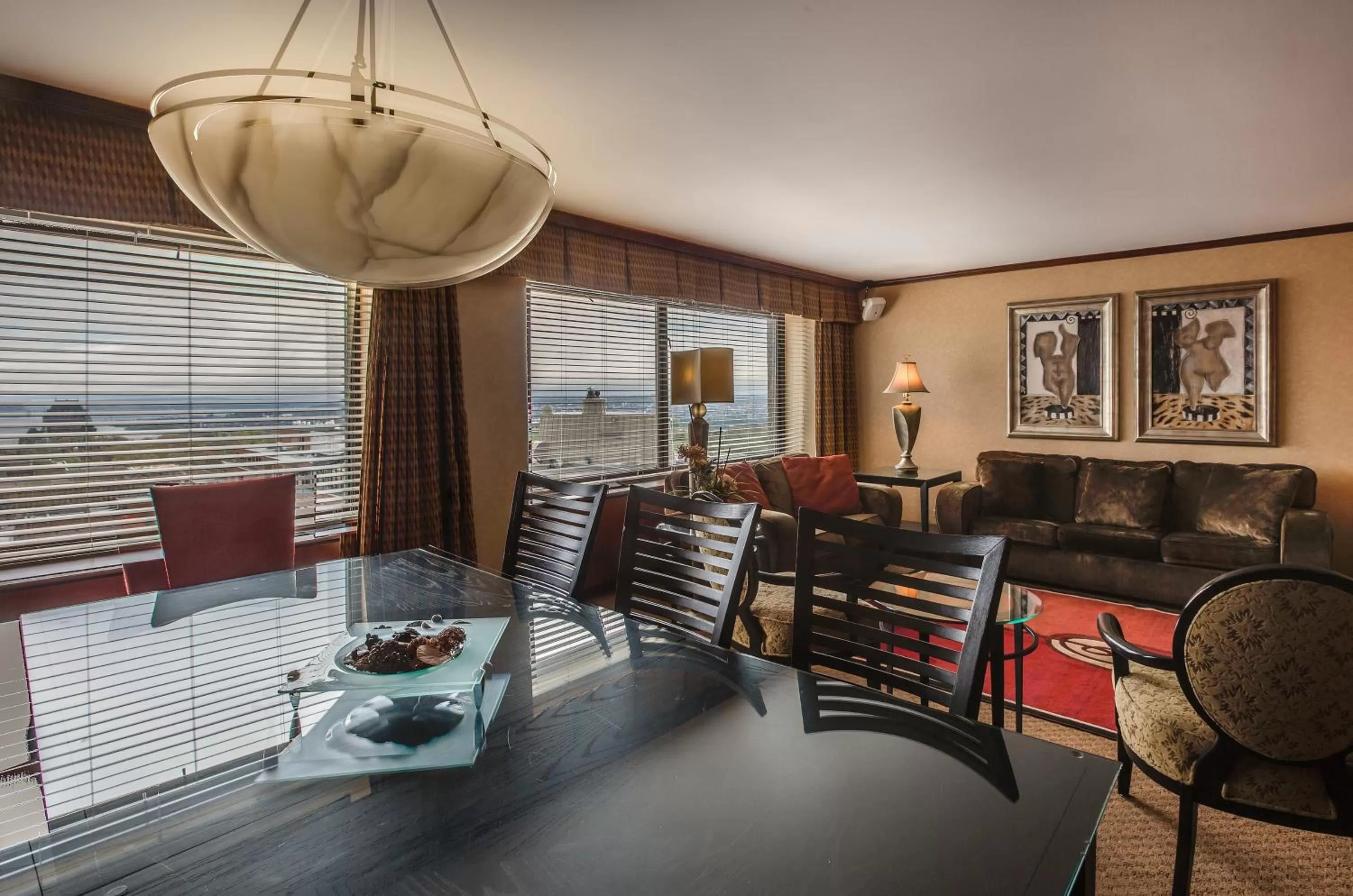 Kitchen or kitchenette in Hôtel Le Concorde Québec
