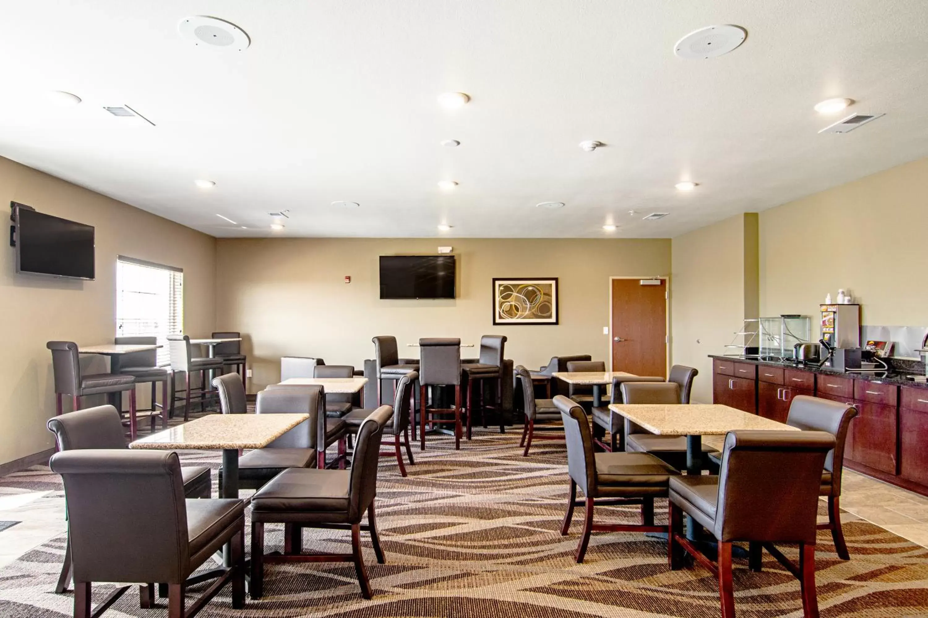 Breakfast, Restaurant/Places to Eat in Cobblestone Hotel & Suites - Paxton