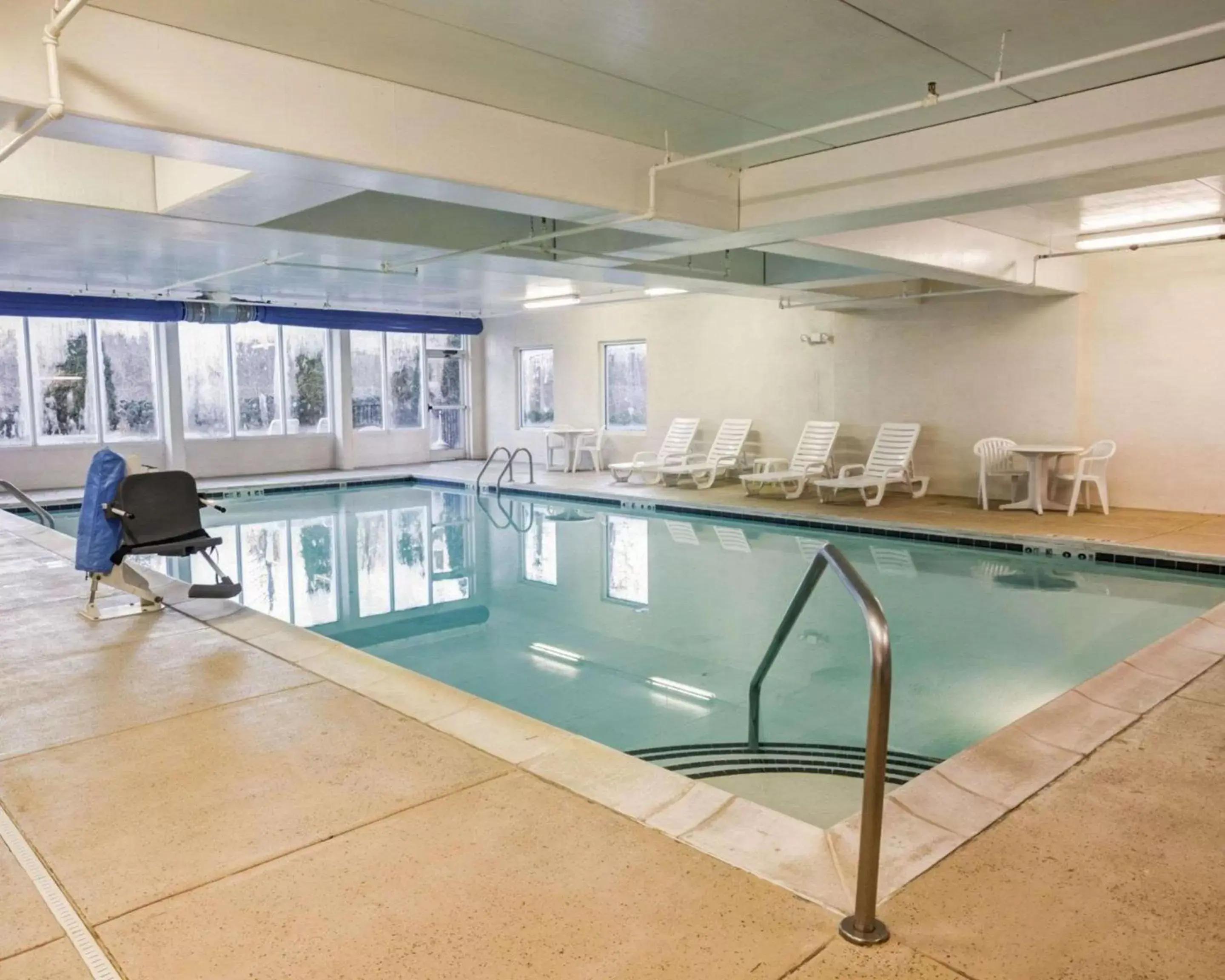 Swimming Pool in Comfort Suites Airport Charlotte