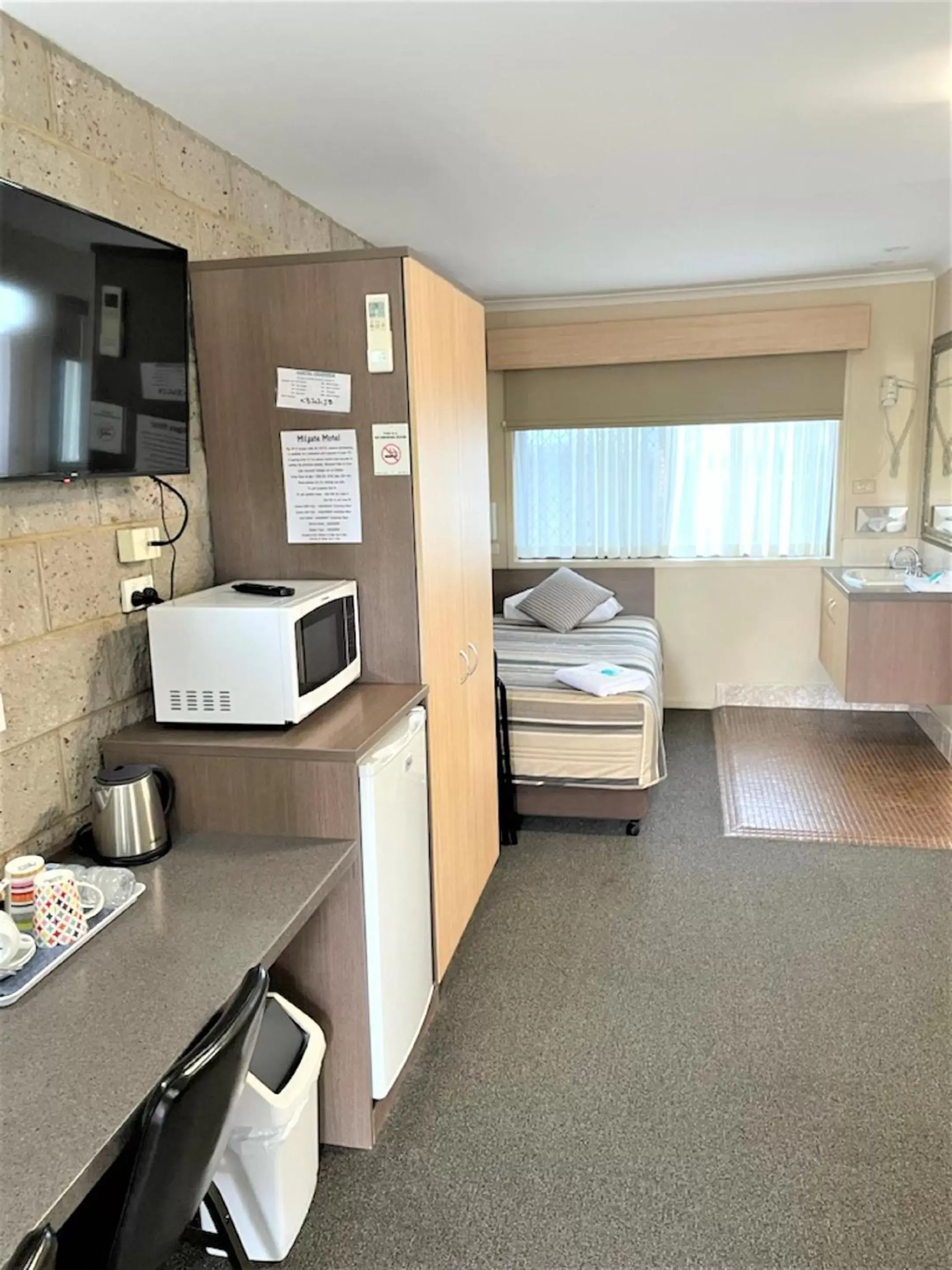 Bed, Bathroom in Milgate Motel