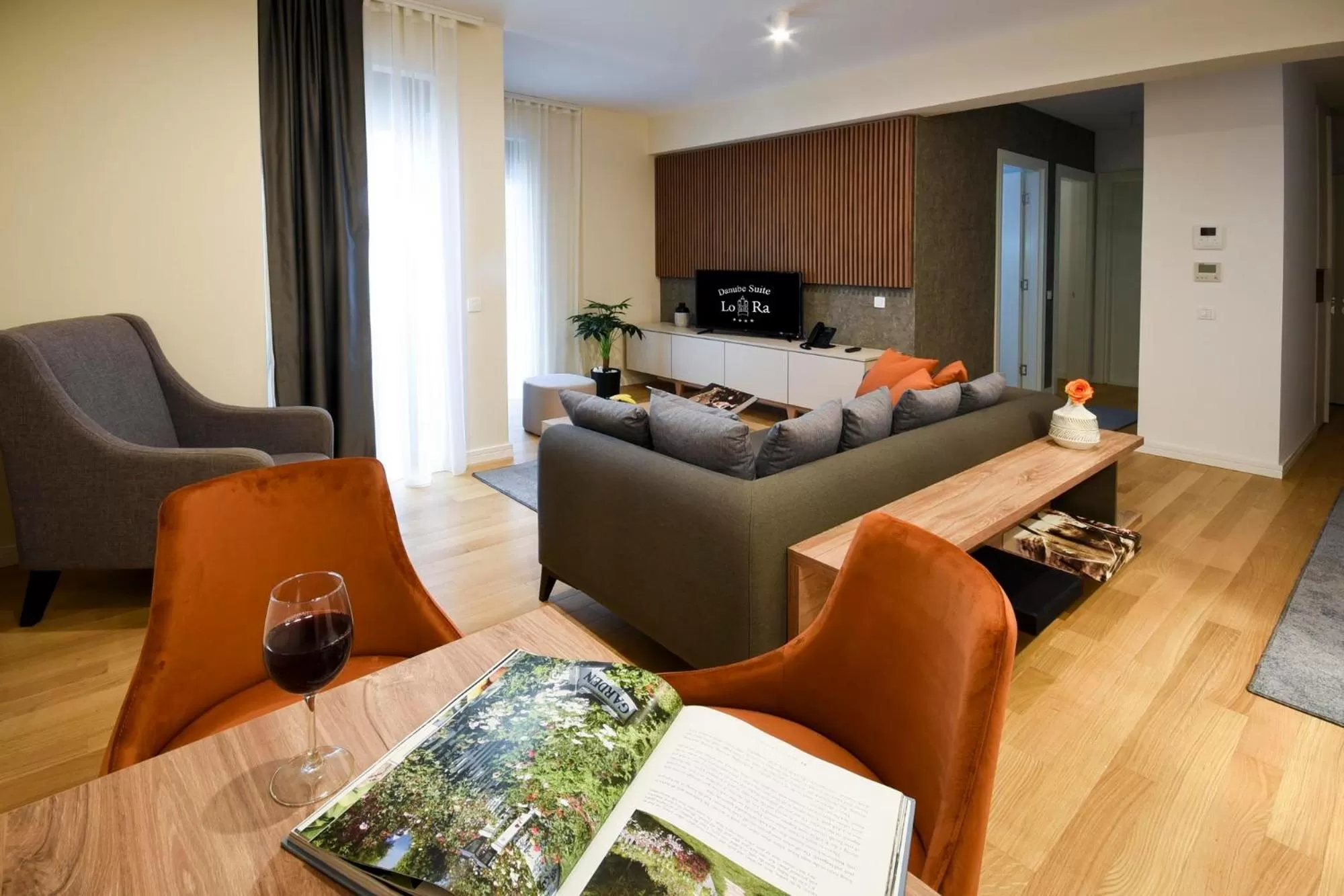 Living room, Bed in Hotel LoRa