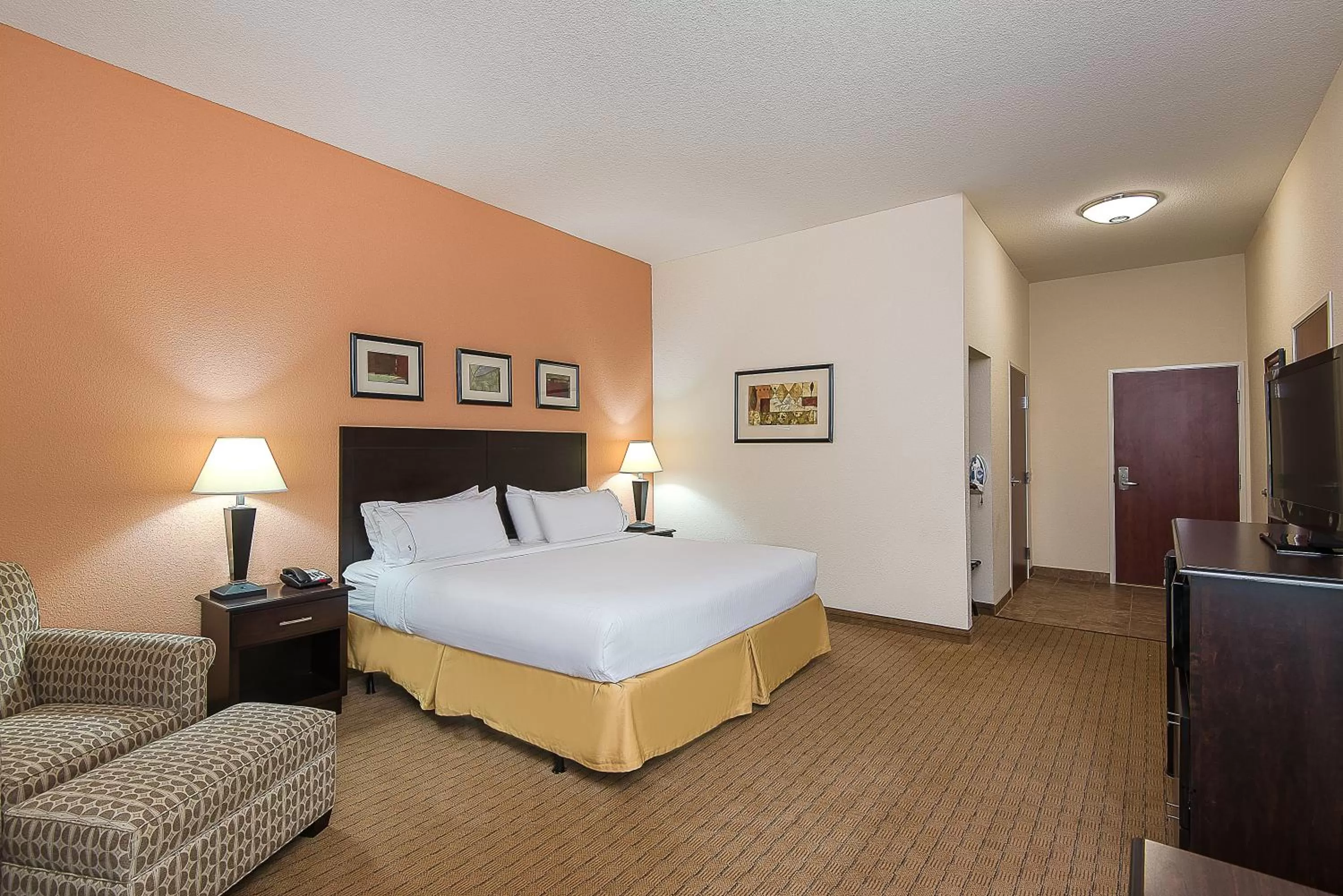 Photo of the whole room, Bed in Holiday Inn Express and Suites Lafayette East by IHG