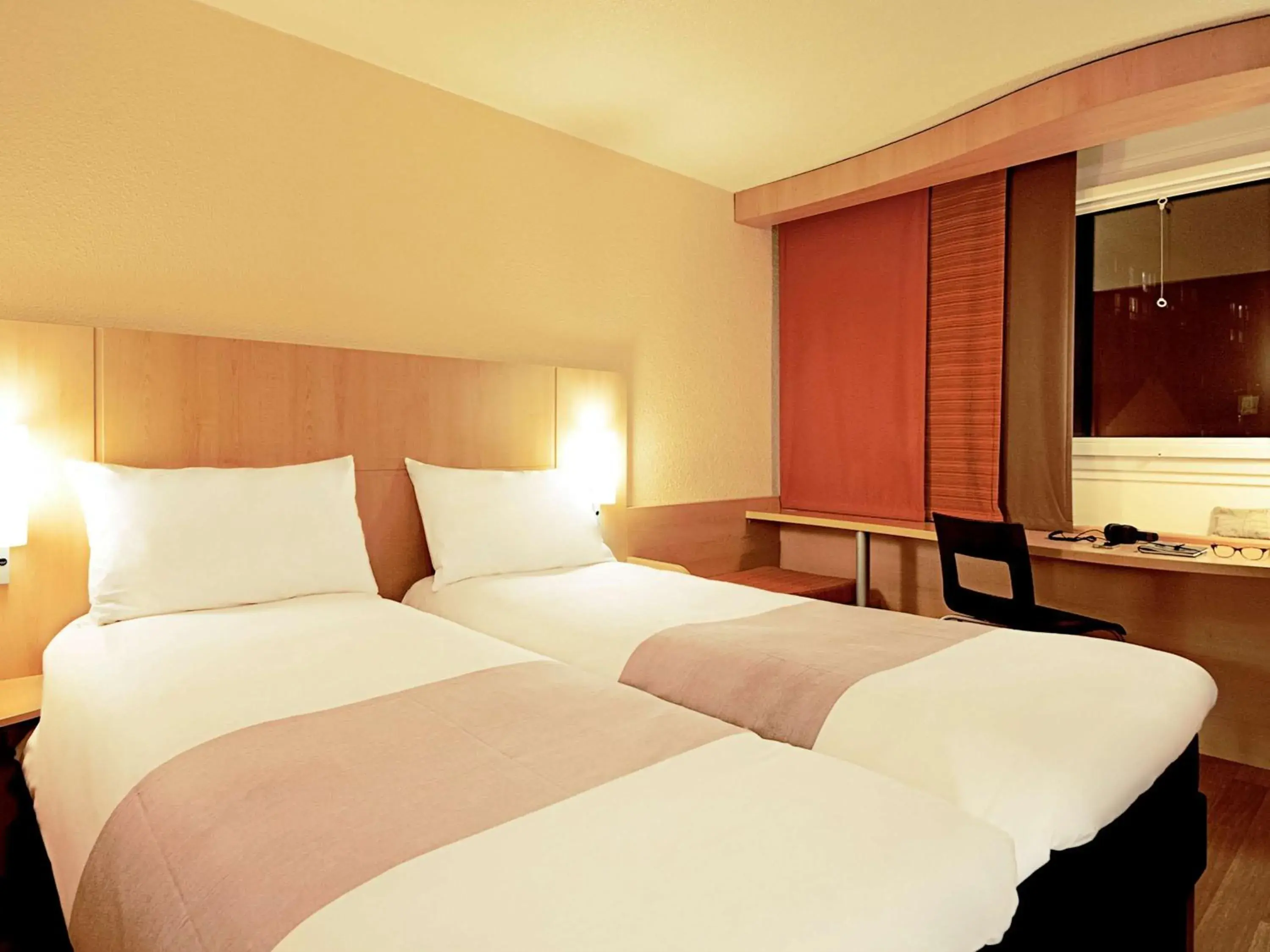 Photo of the whole room, Bed in ibis Paris Porte d Italie