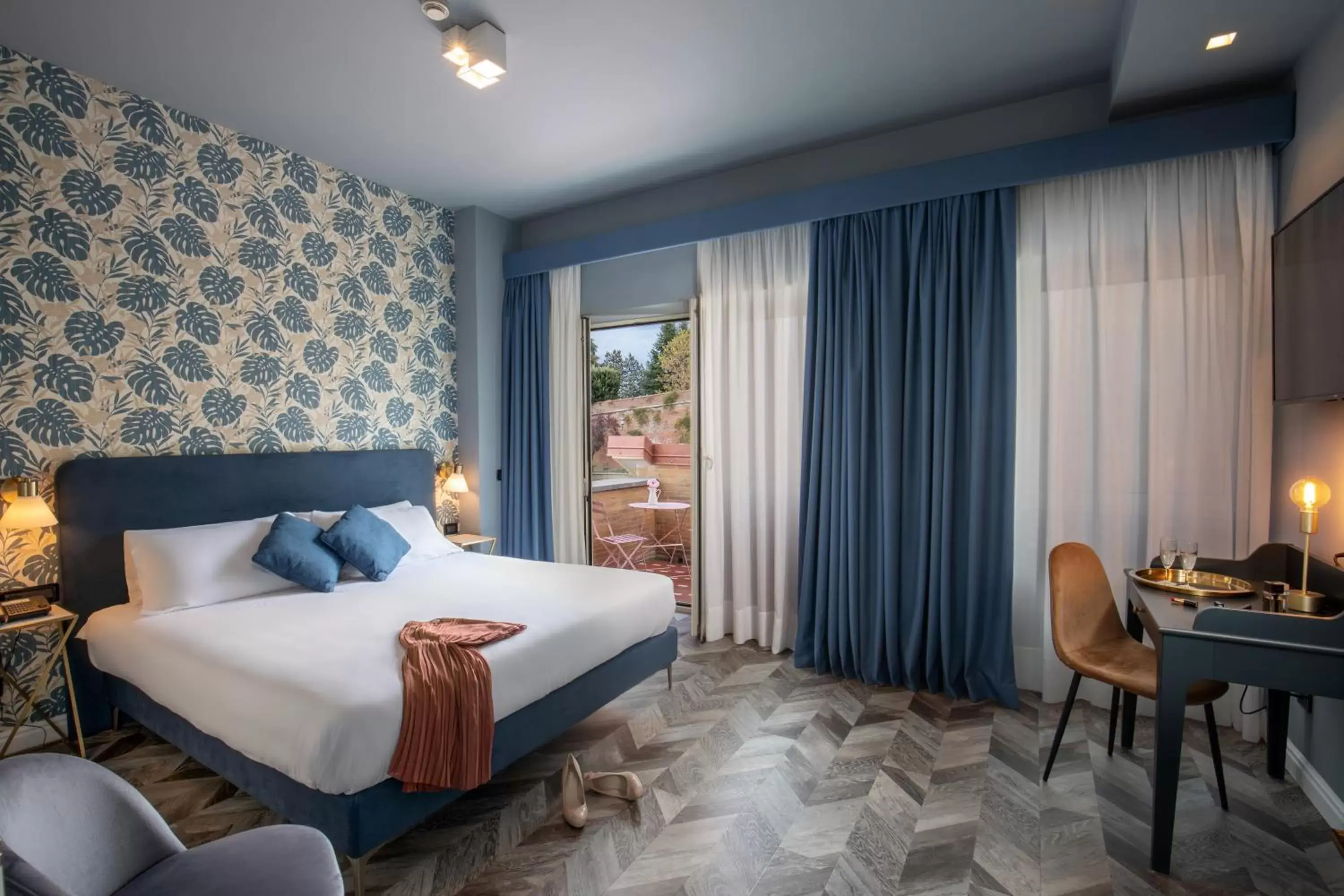 Photo of the whole room, Bed in Bloom Hotel Rome