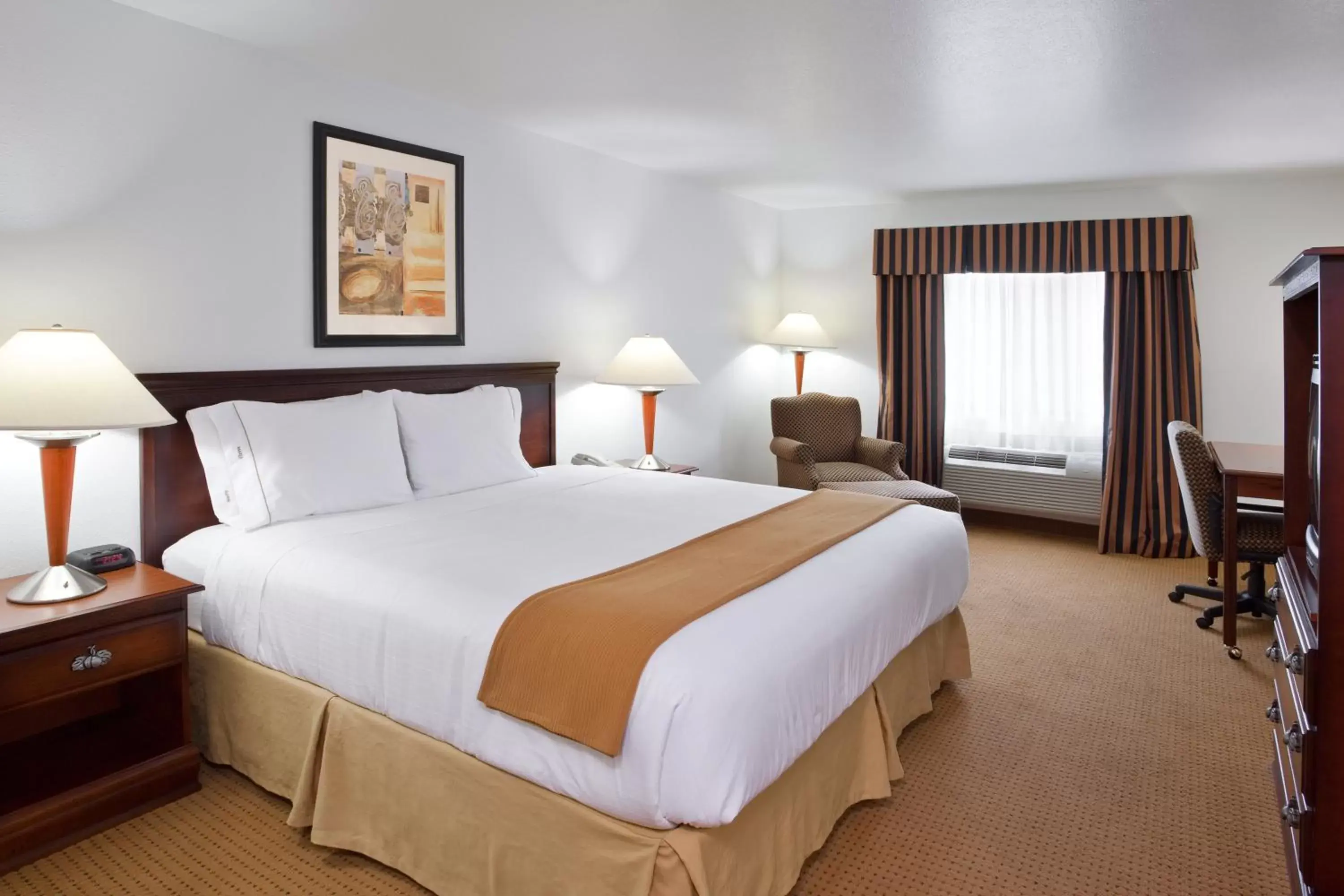 Photo of the whole room, Bed in Holiday Inn Express - Newell-Chester WV, an IHG Hotel