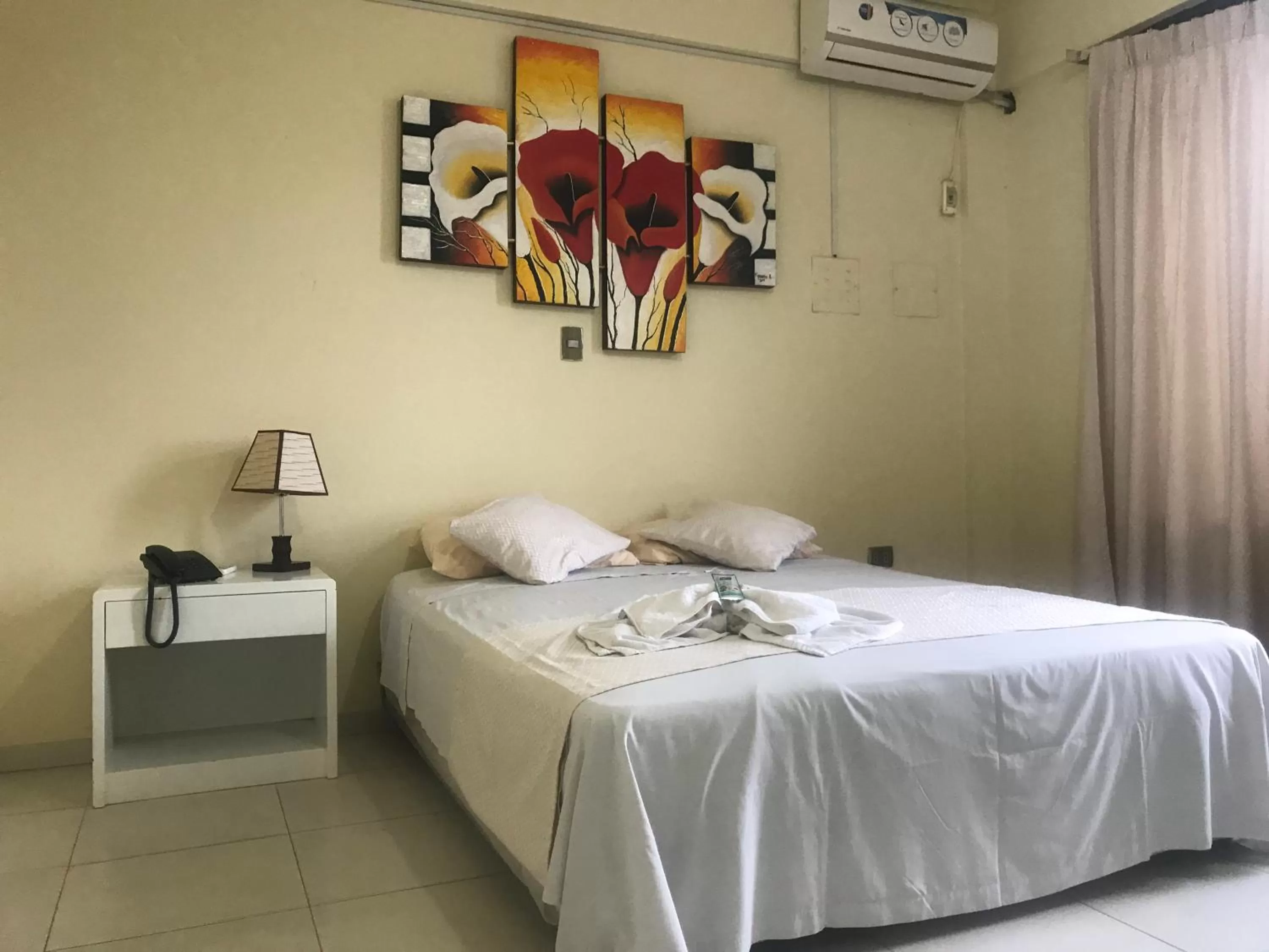 Photo of the whole room, Bed in Hotel Viru Viru II