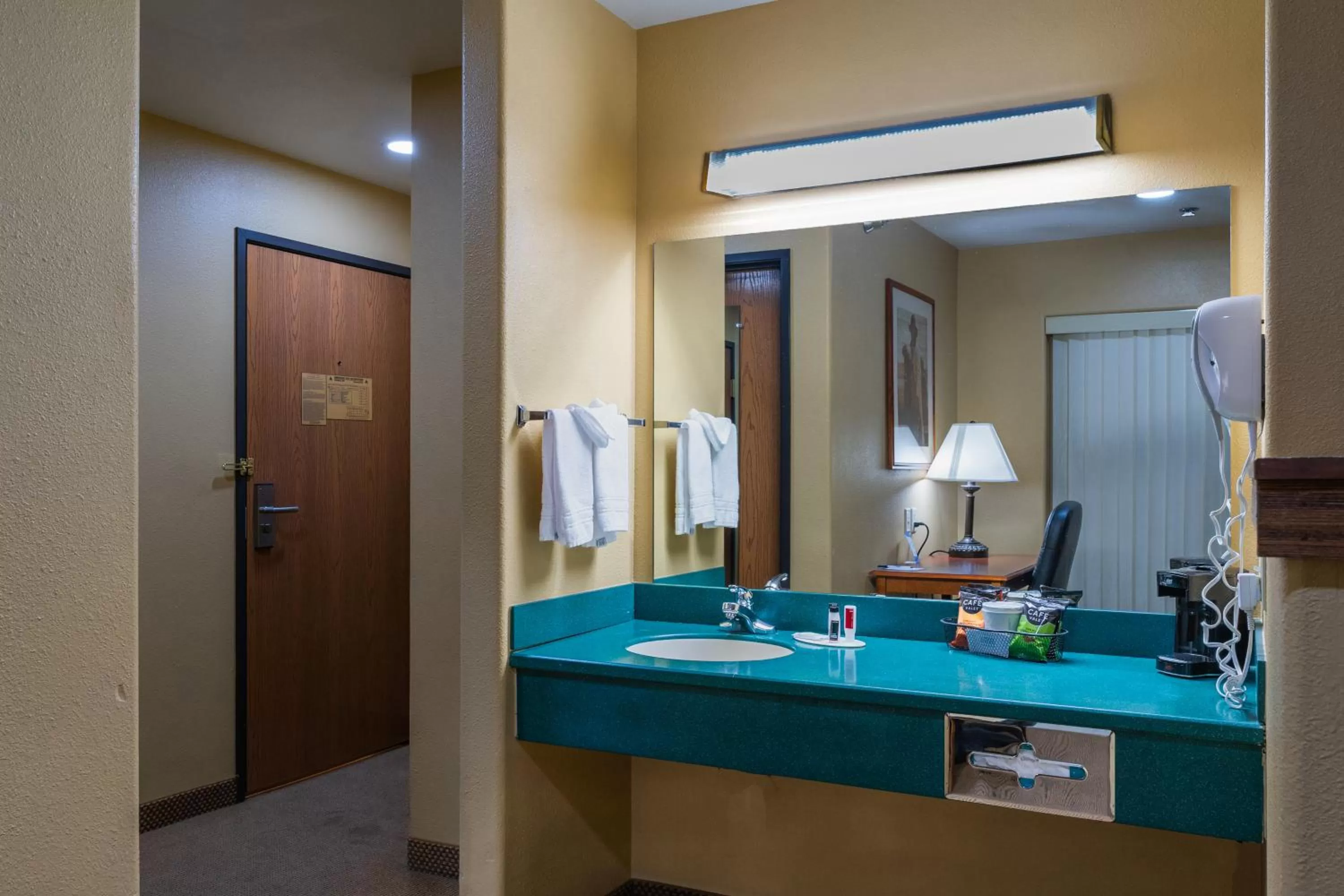 Seating area in Pinedale Hotel & Suites