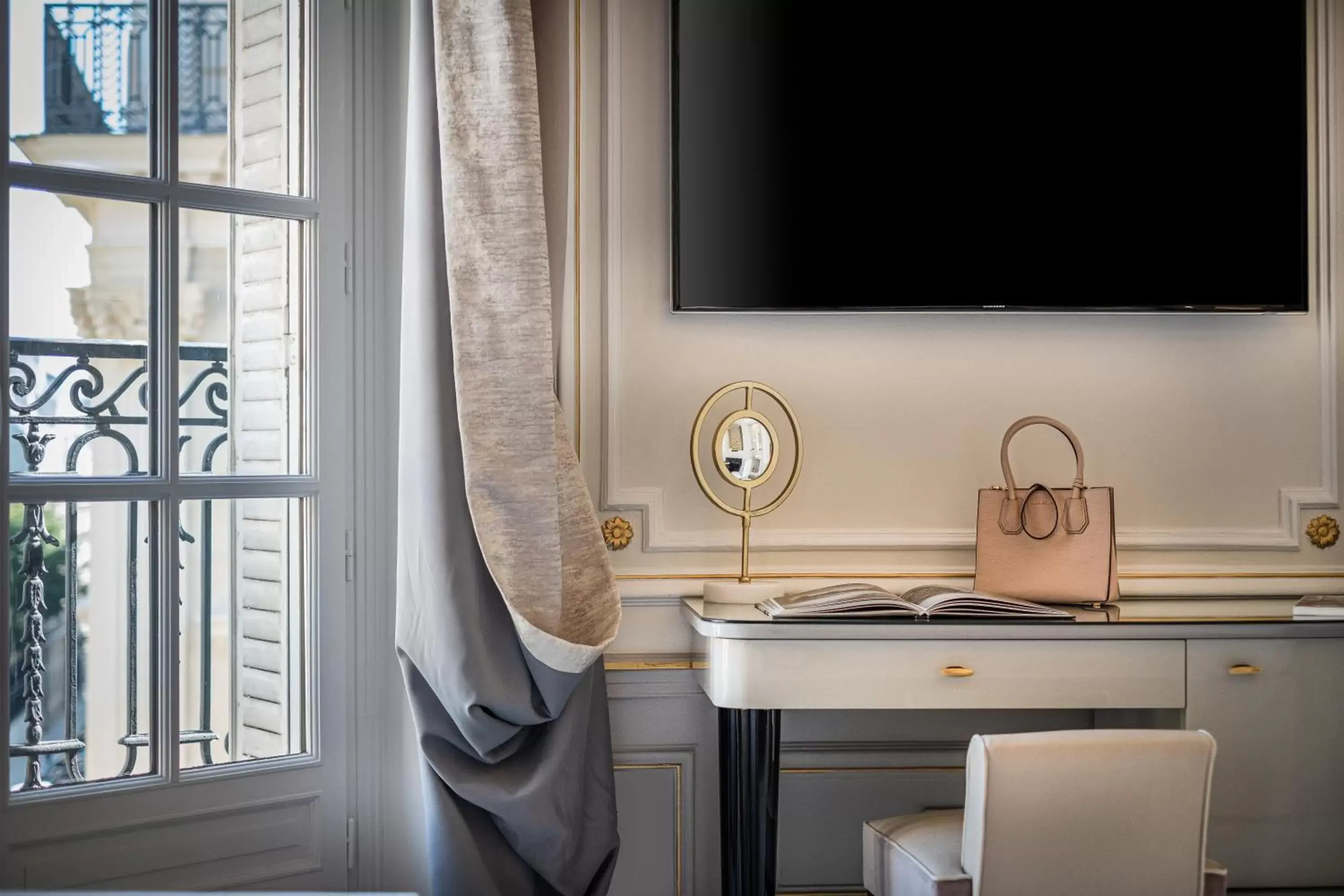 Decorative detail, TV/Entertainment Center in Hôtel Elysia by Inwood Hotels