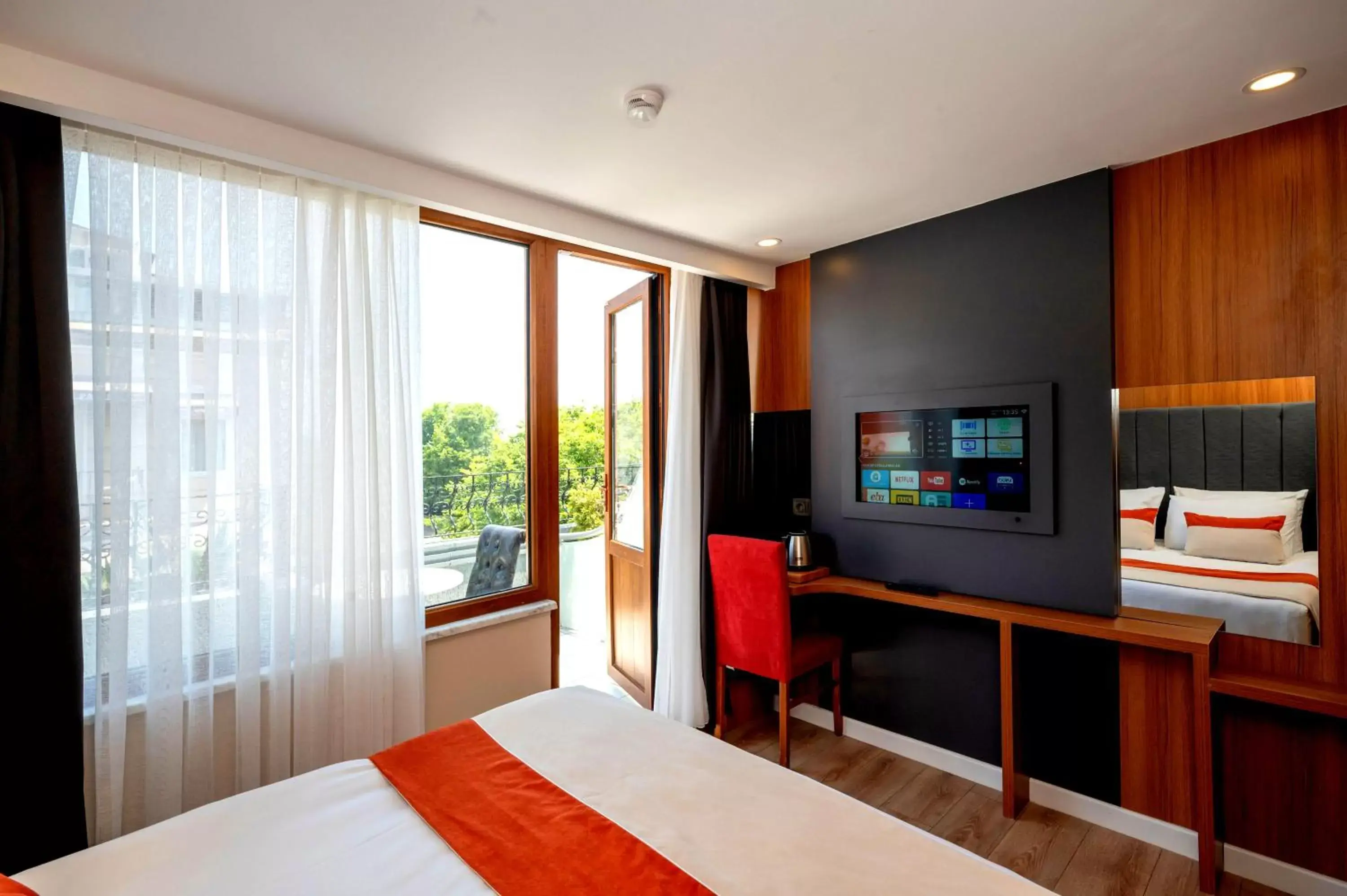 Photo of the whole room, TV/Entertainment Center in Harmony Hotel Istanbul & SPA