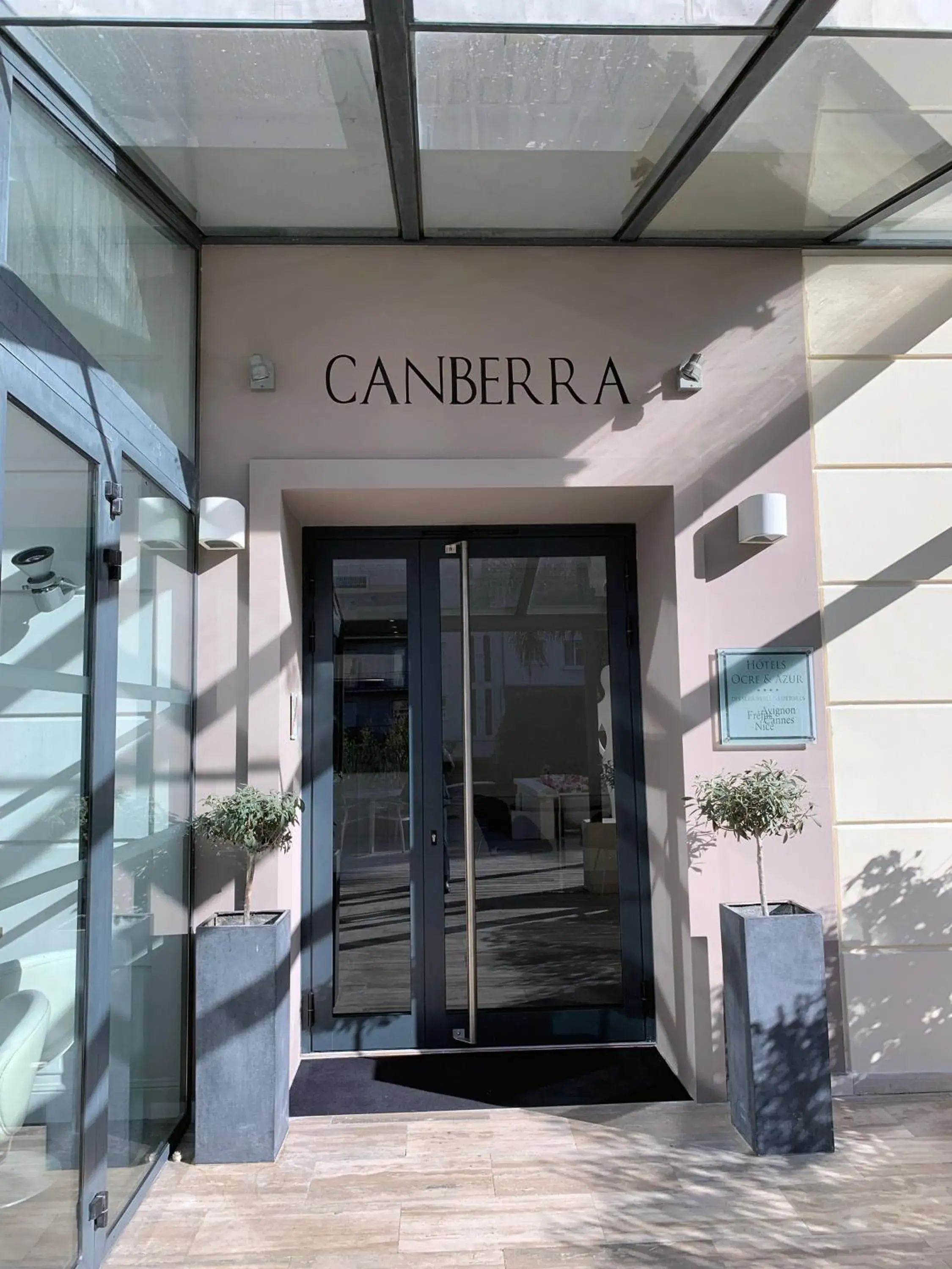 Facade/entrance in Hôtel Le Canberra
