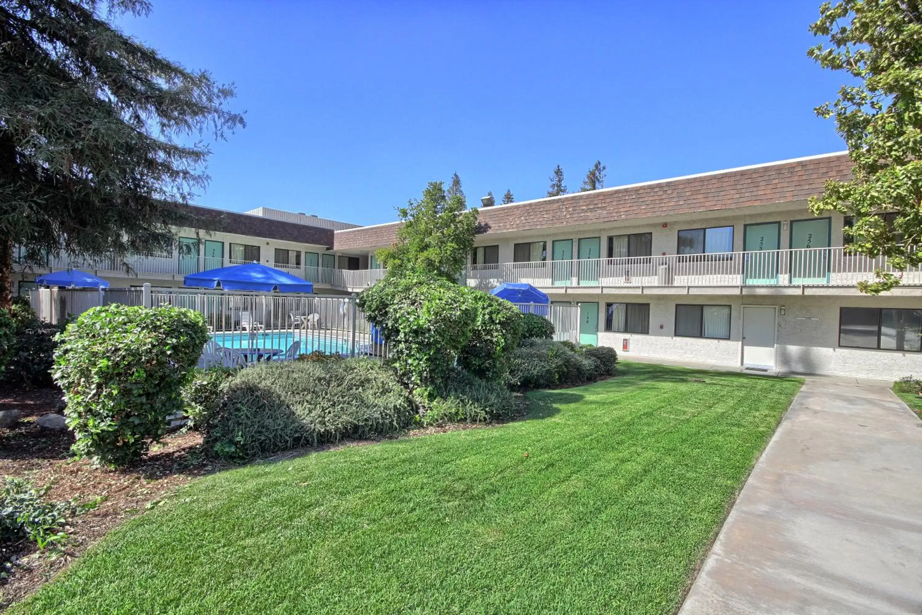Swimming pool, Property Building in Motel 6-Porterville, CA