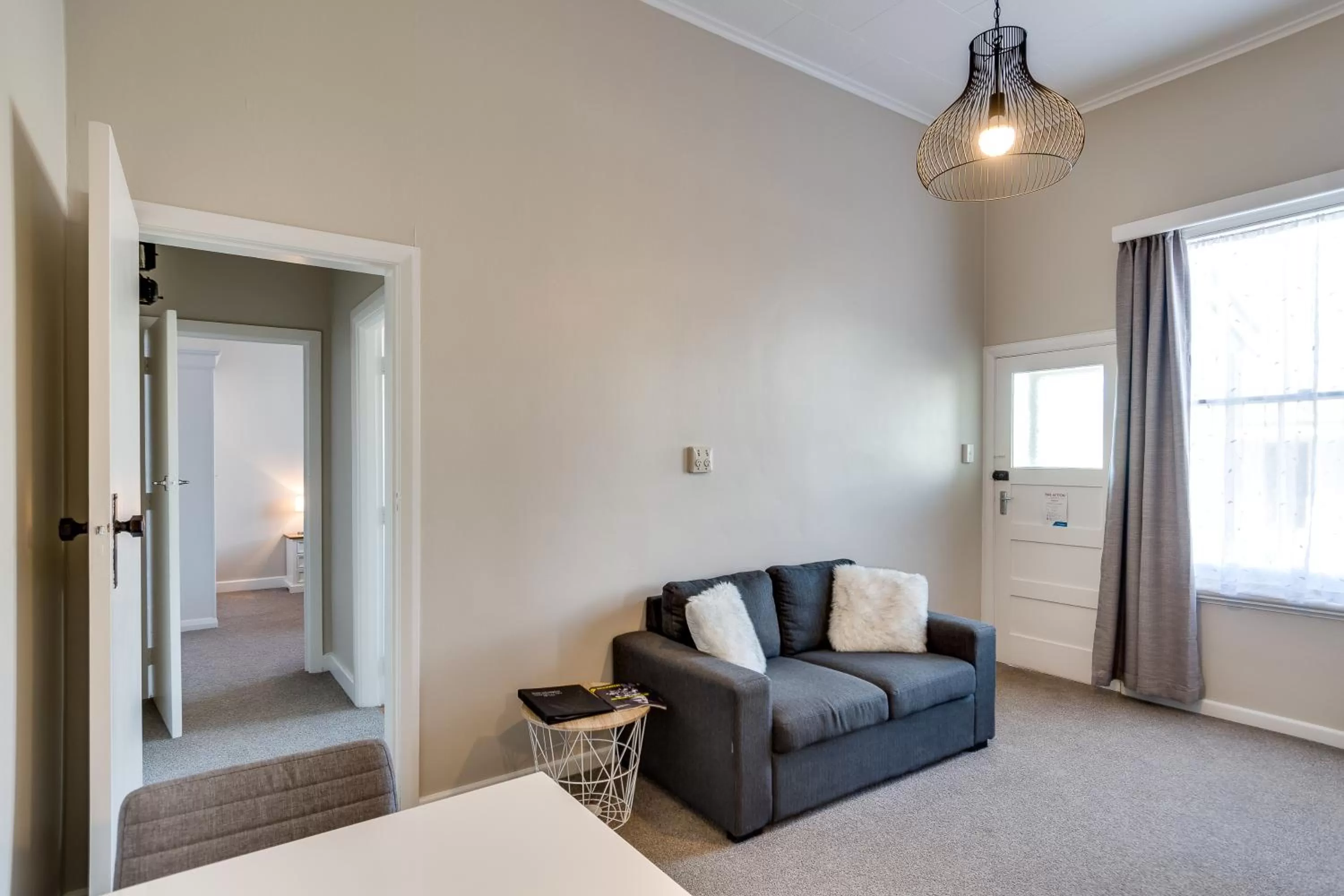 Living room, Bed in Gardner Court Motel