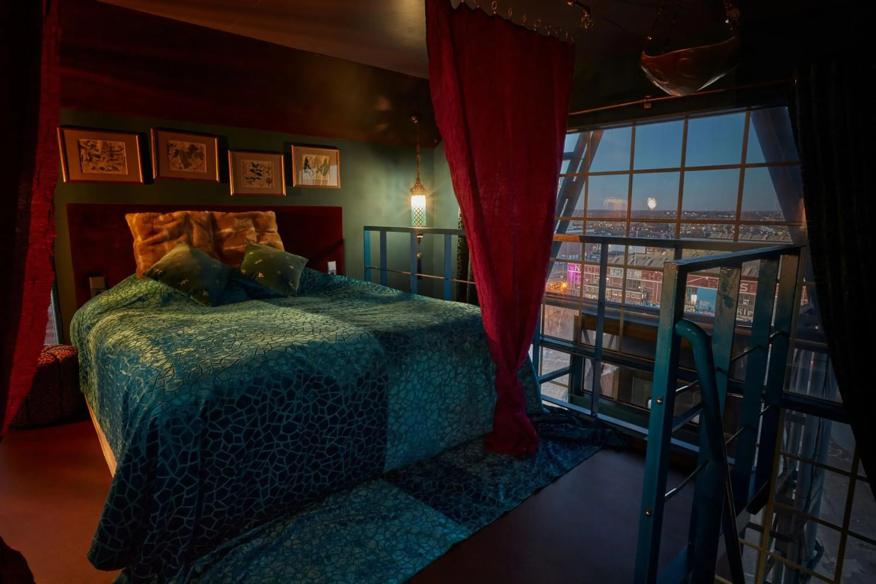 Bed in Crane Hotel Faralda
