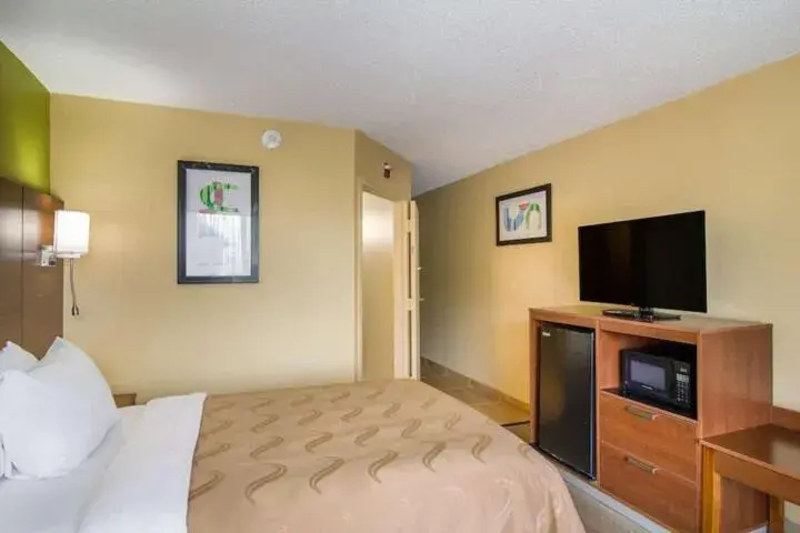 Bedroom, Bed in Stayable Suites Jax West