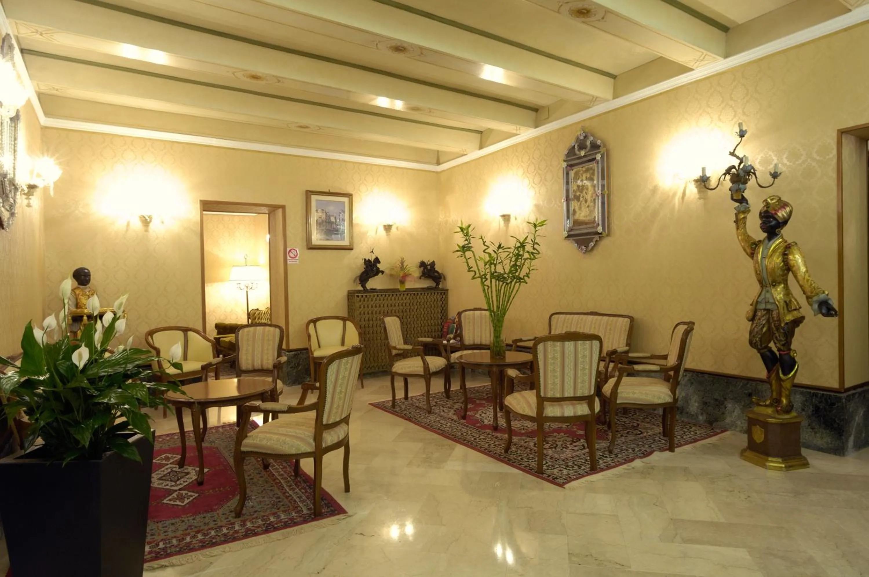 Communal lounge/ TV room in Albergo Basilea