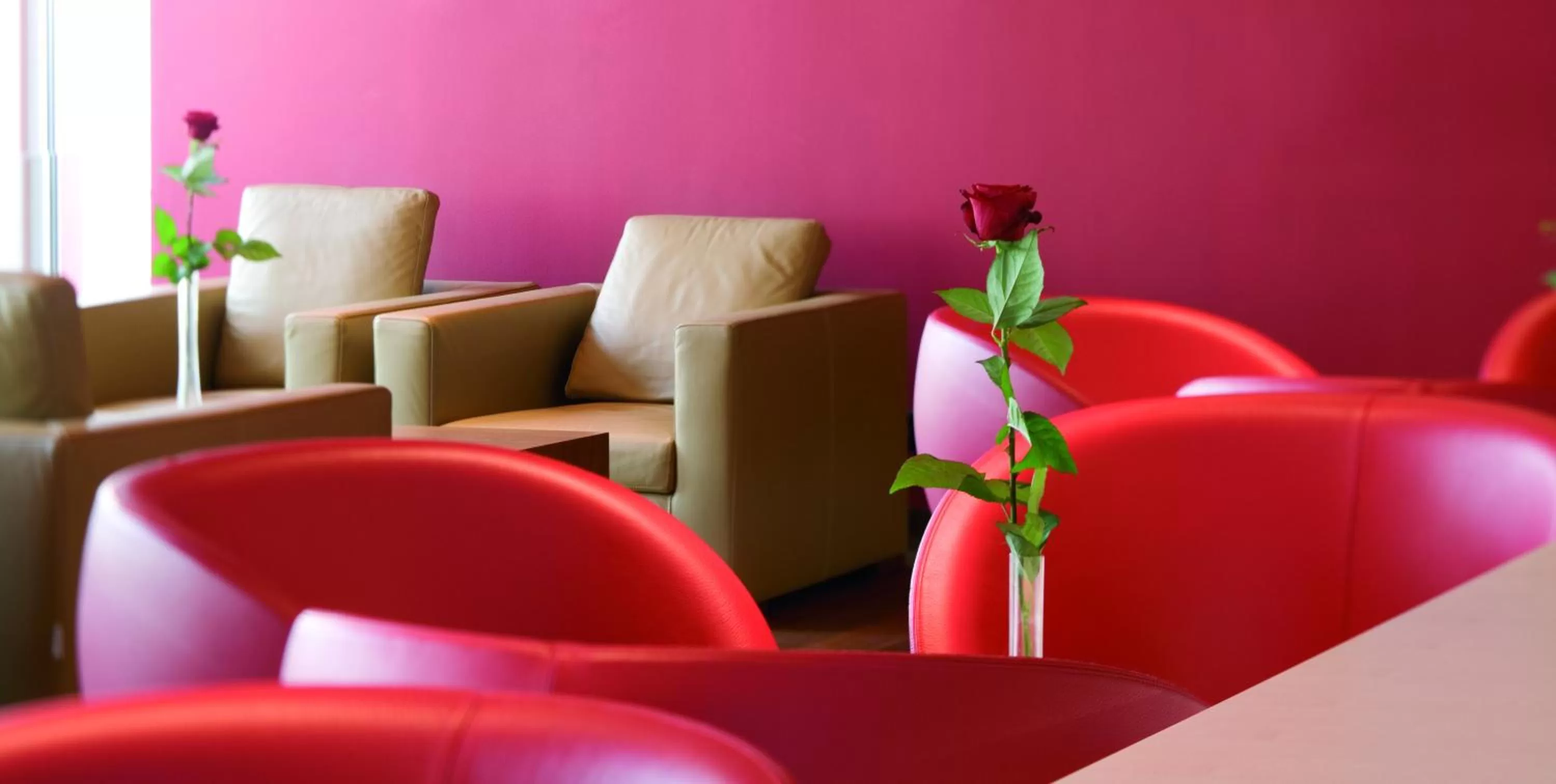 Lounge or bar in Mövenpick Hotel Zurich Airport