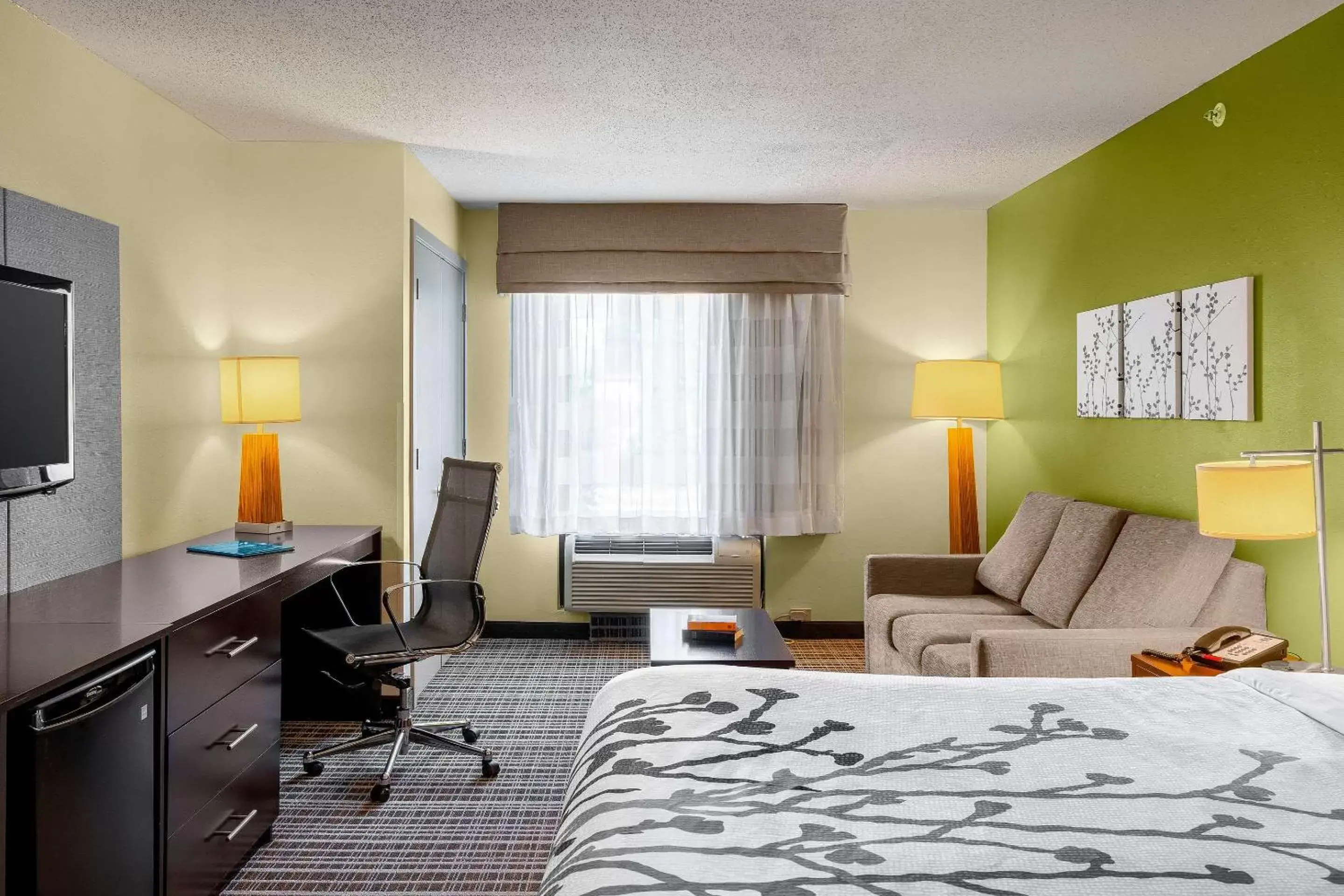 Photo of the whole room, Seating Area in Sleep Inn & Suites Harbour Pointe Midlothian