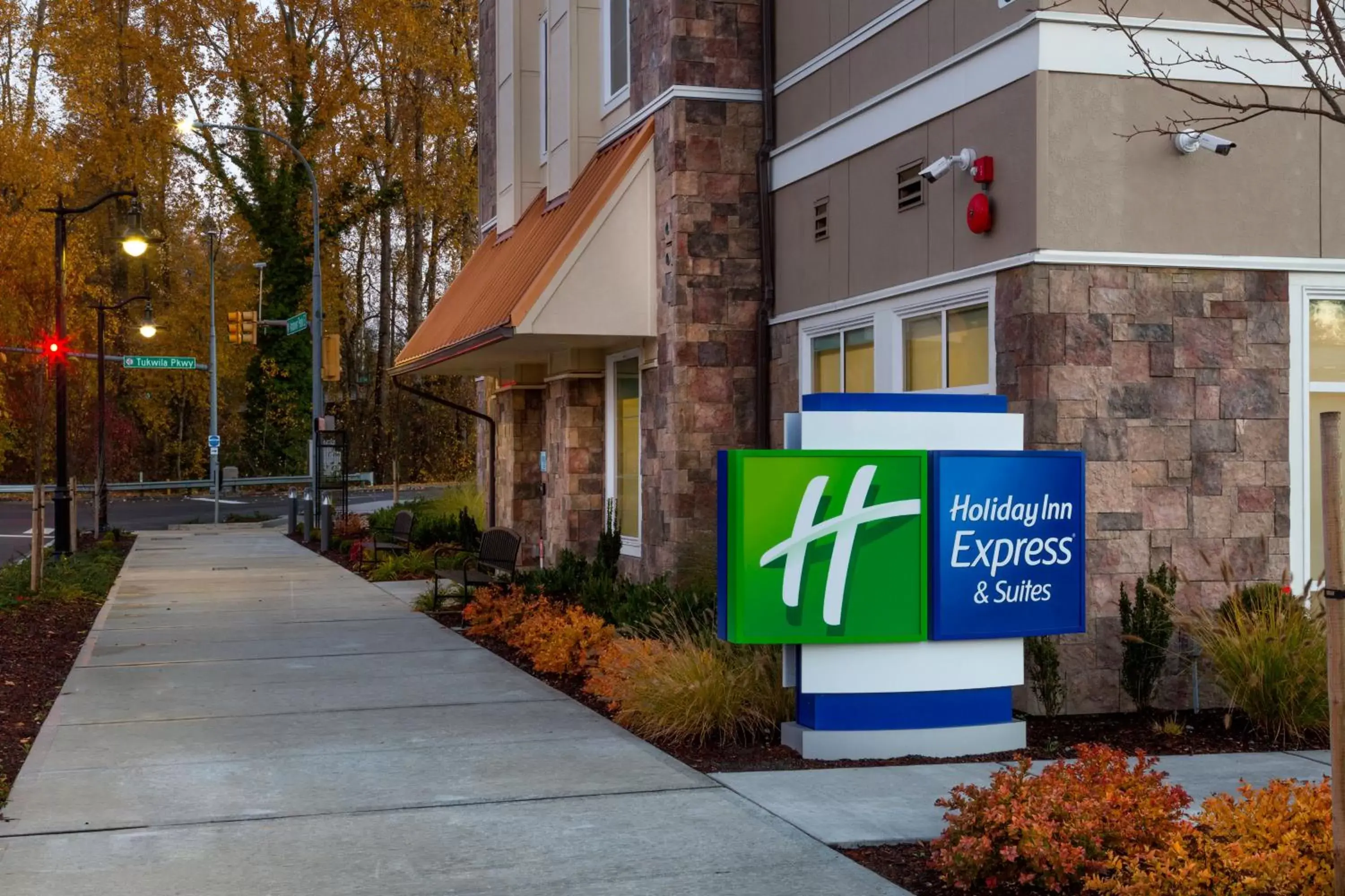 Property Building in Holiday Inn Express & Suites - Seattle South - Tukwila, an IHG Hotel