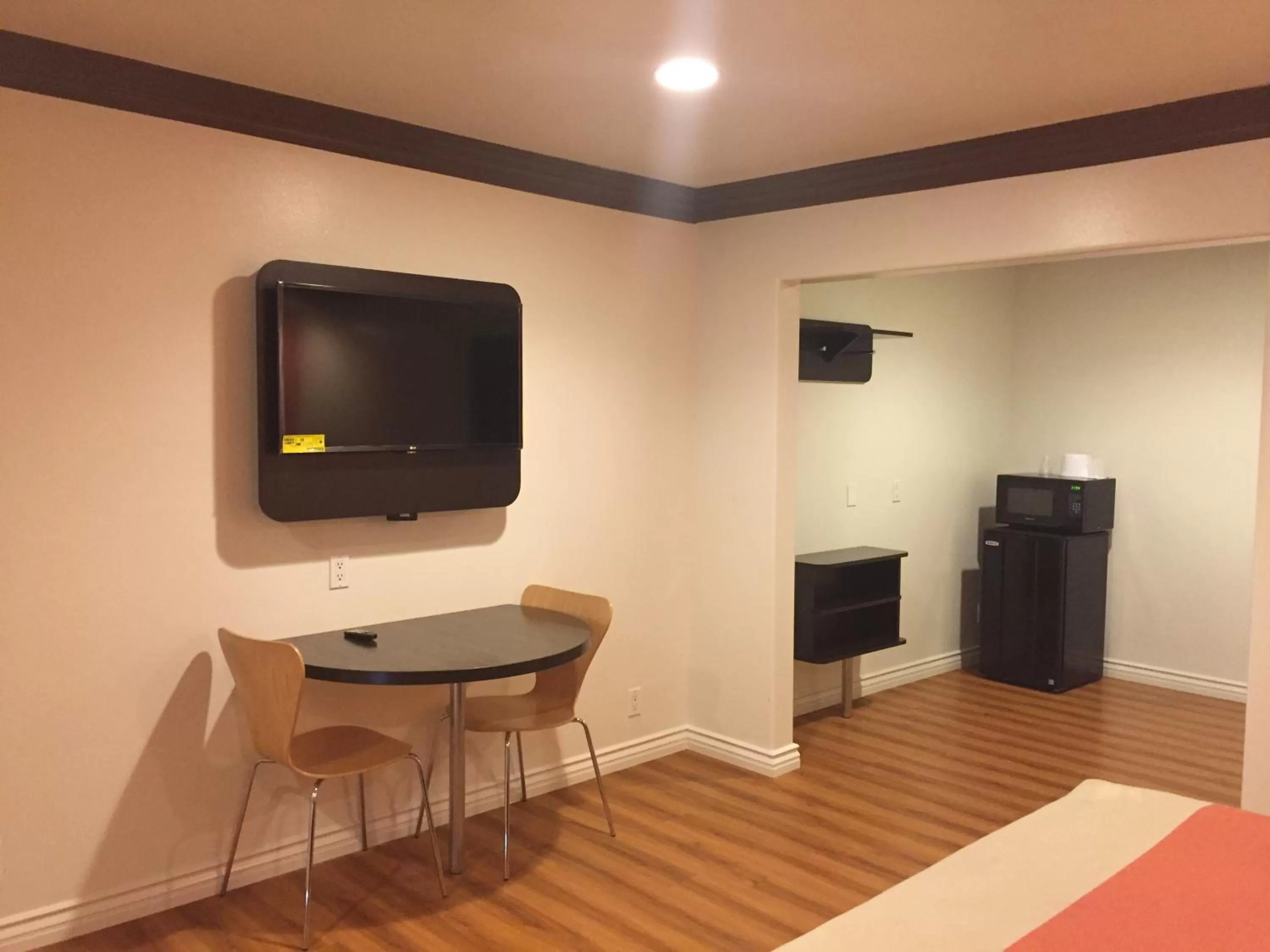 TV and multimedia in Motel 6 Gardena