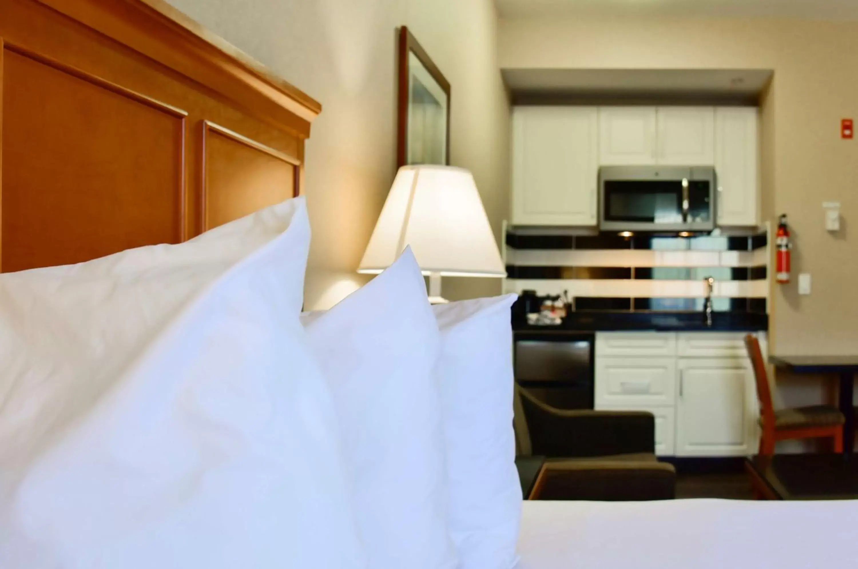 Bedroom, Kitchen/Kitchenette in Best Western Plus Osoyoos Hotel & Suites