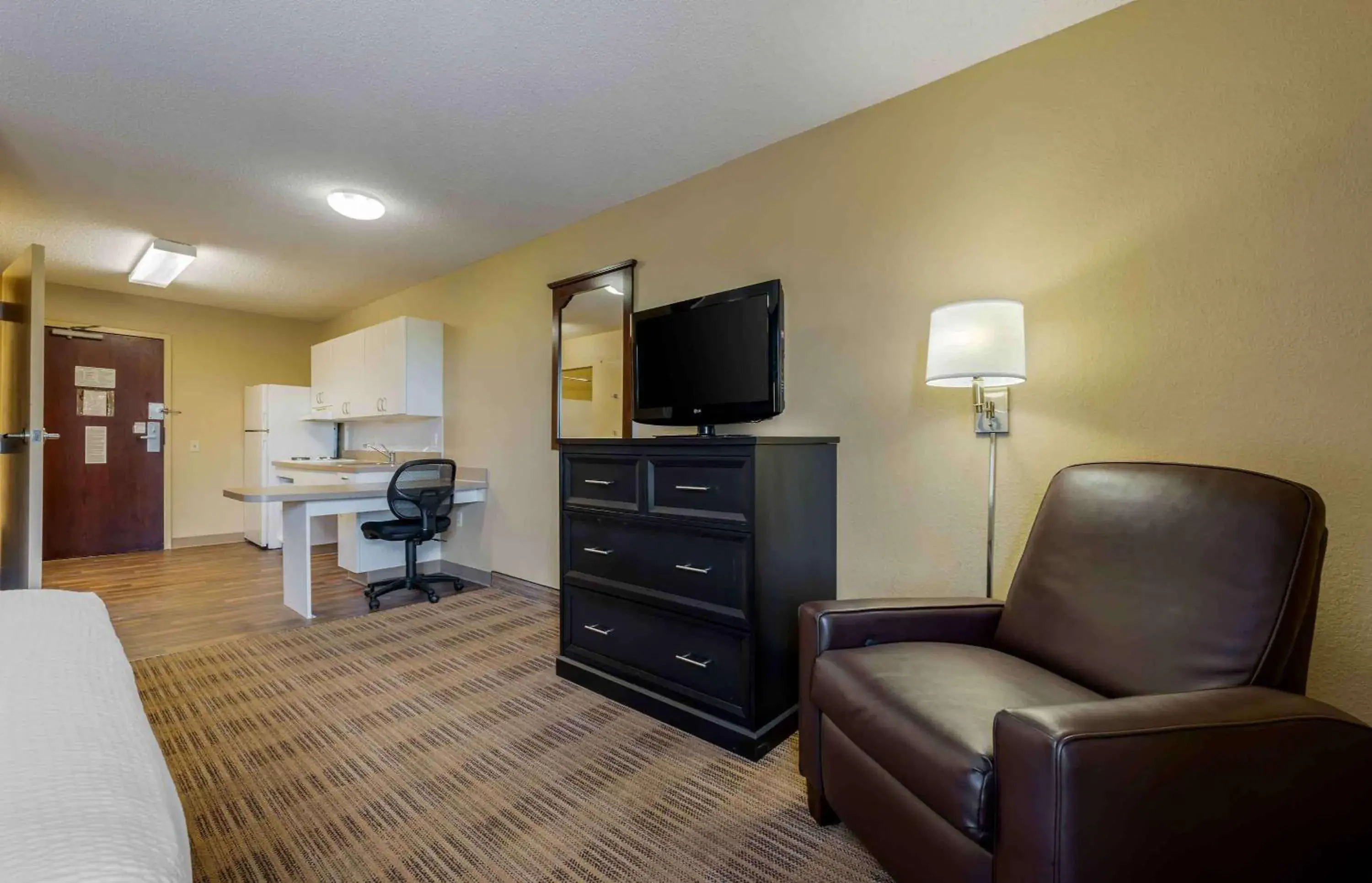 Bedroom, Seating Area in Extended Stay America Suites - Chicago - Gurnee