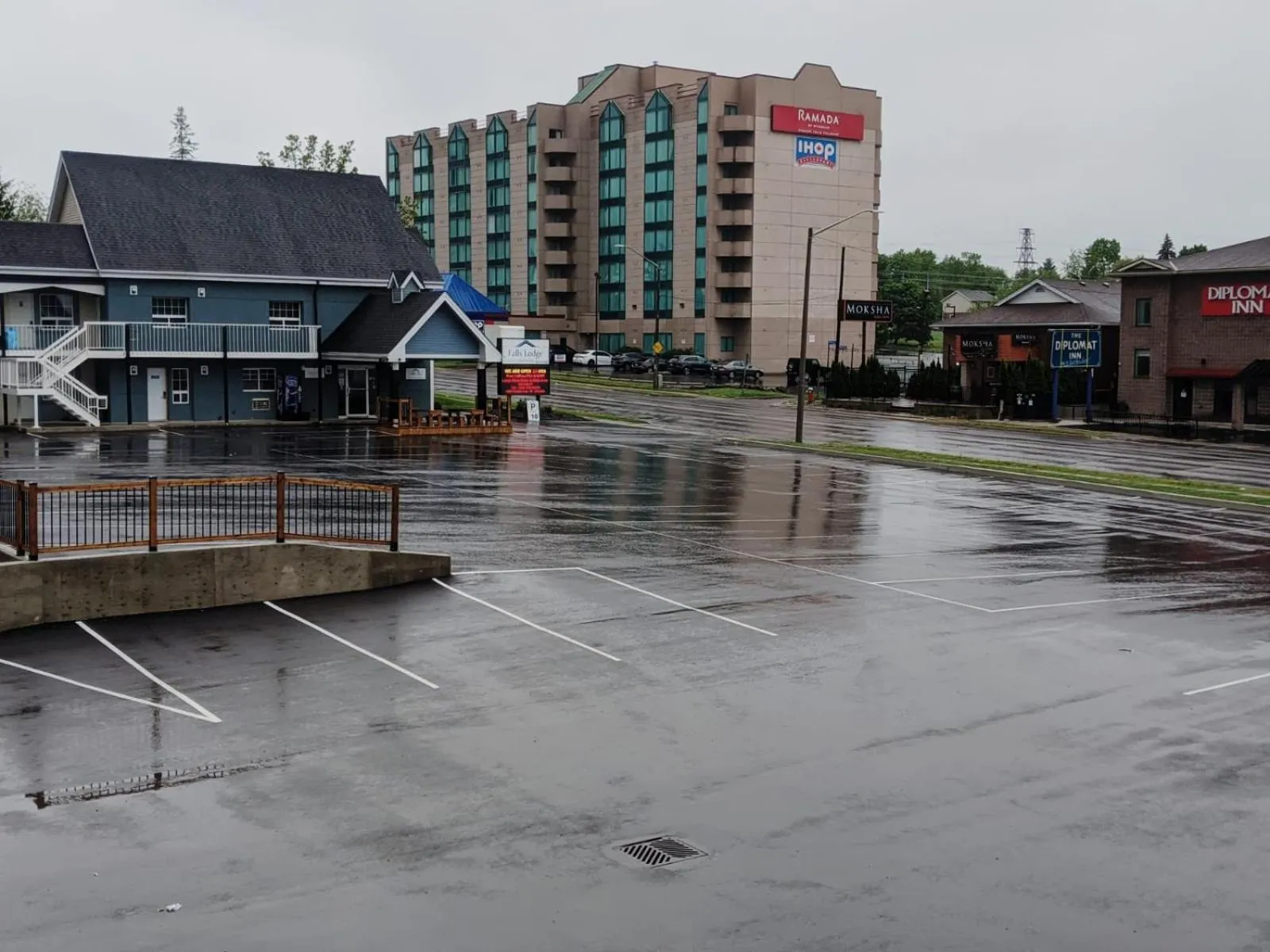 Falls Lodge & Suites