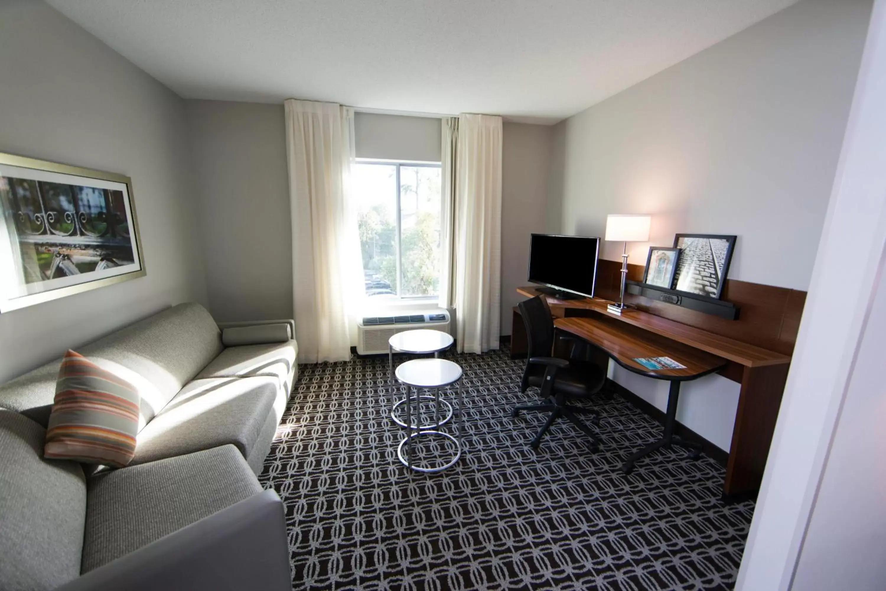 Living room, Seating Area in Fairfield Inn & Suites by Marriott Savannah Midtown