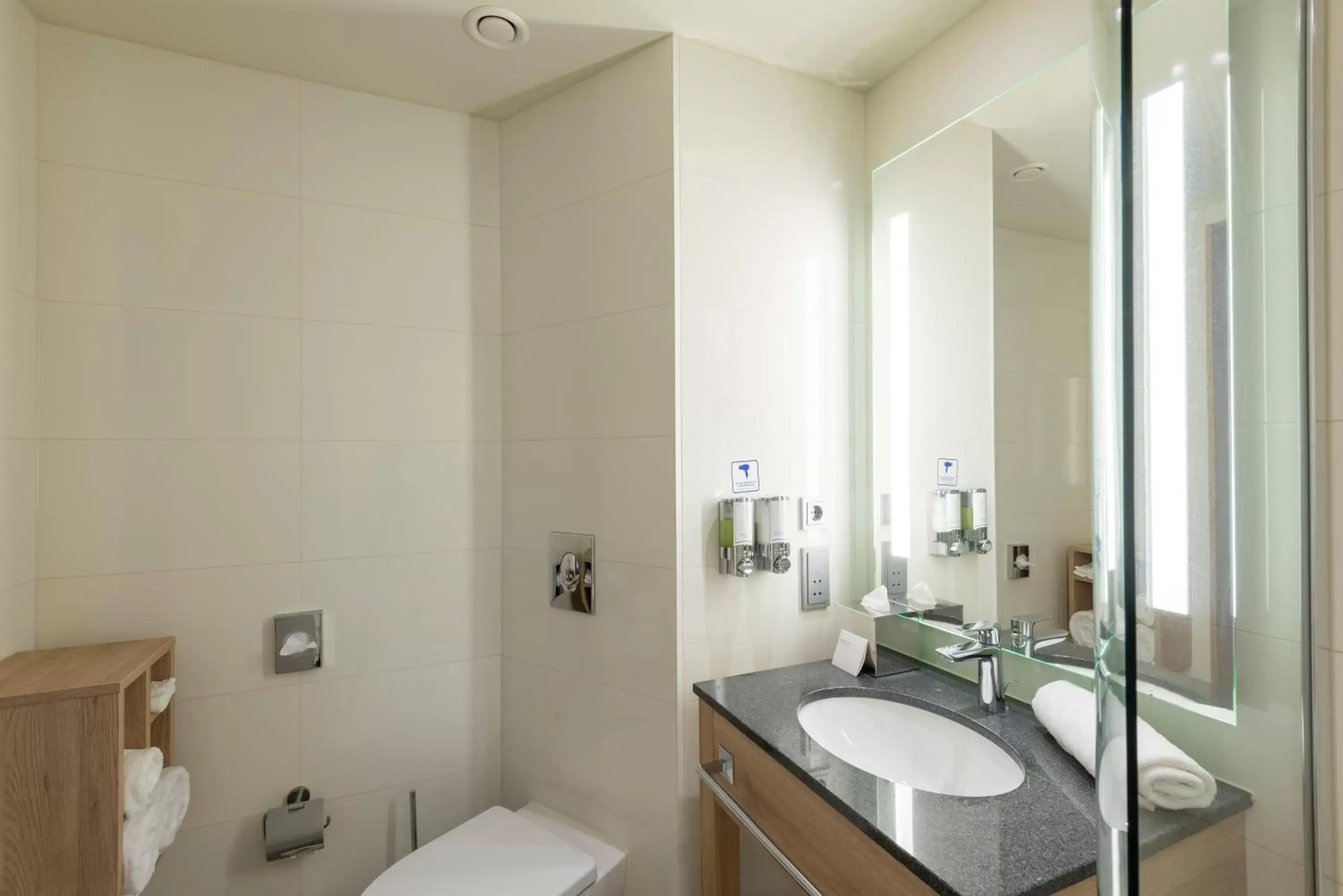 Bathroom in Hampton by Hilton Berlin City Centre Alexanderplatz