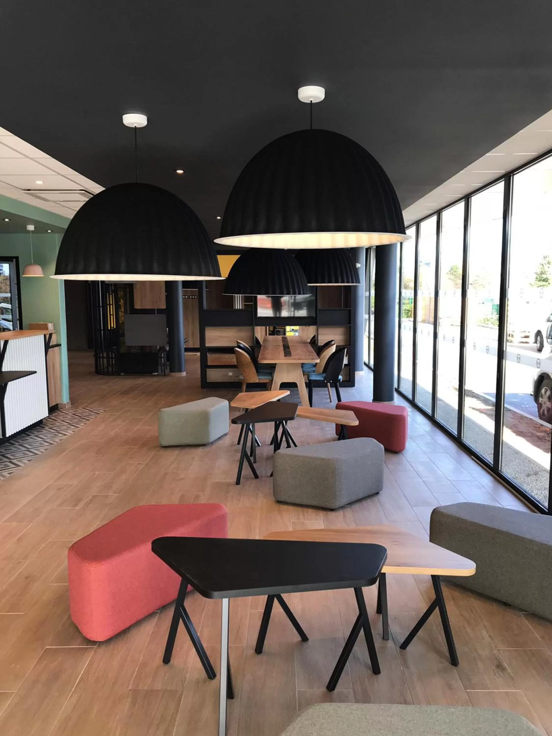 Communal lounge/ TV room in B&B HOTEL Compiègne