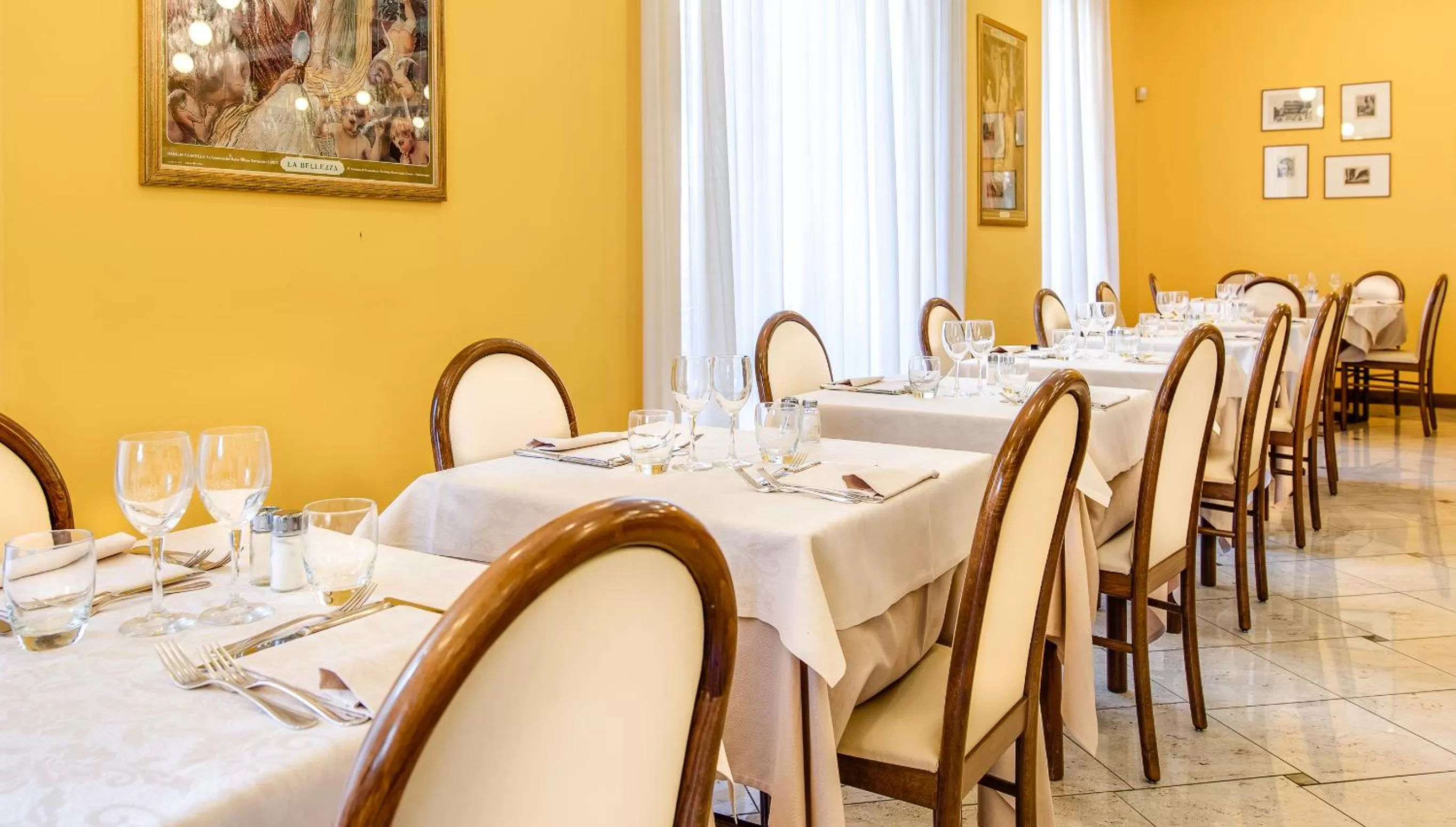 Restaurant/places to eat in Hotel Boston