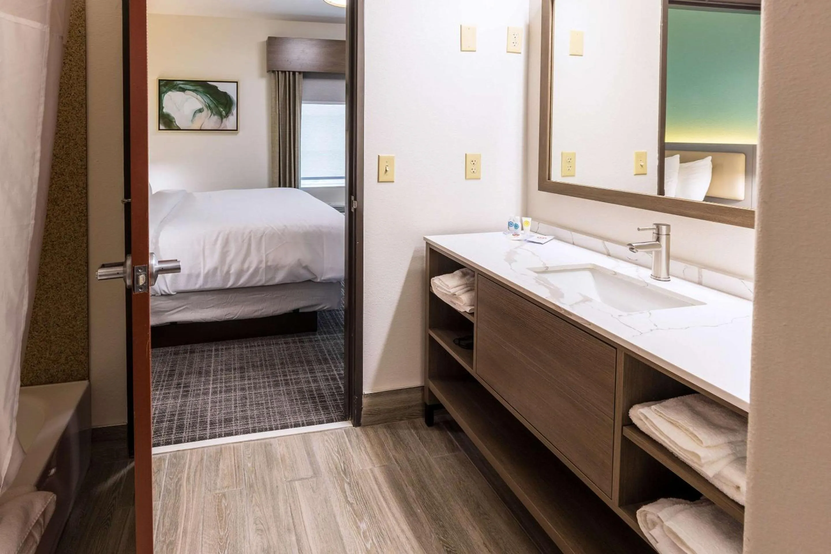 Bedroom, Bathroom in La Quinta by Wyndham New Iberia