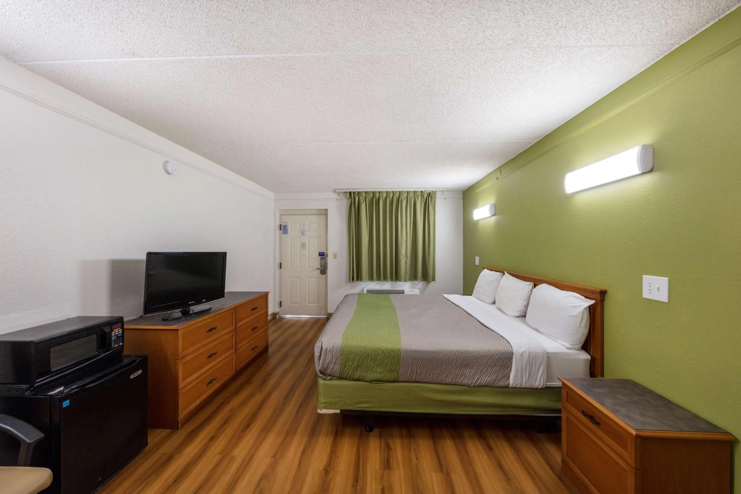 Photo of the whole room, Bed in Motel 6-Knoxville, TN