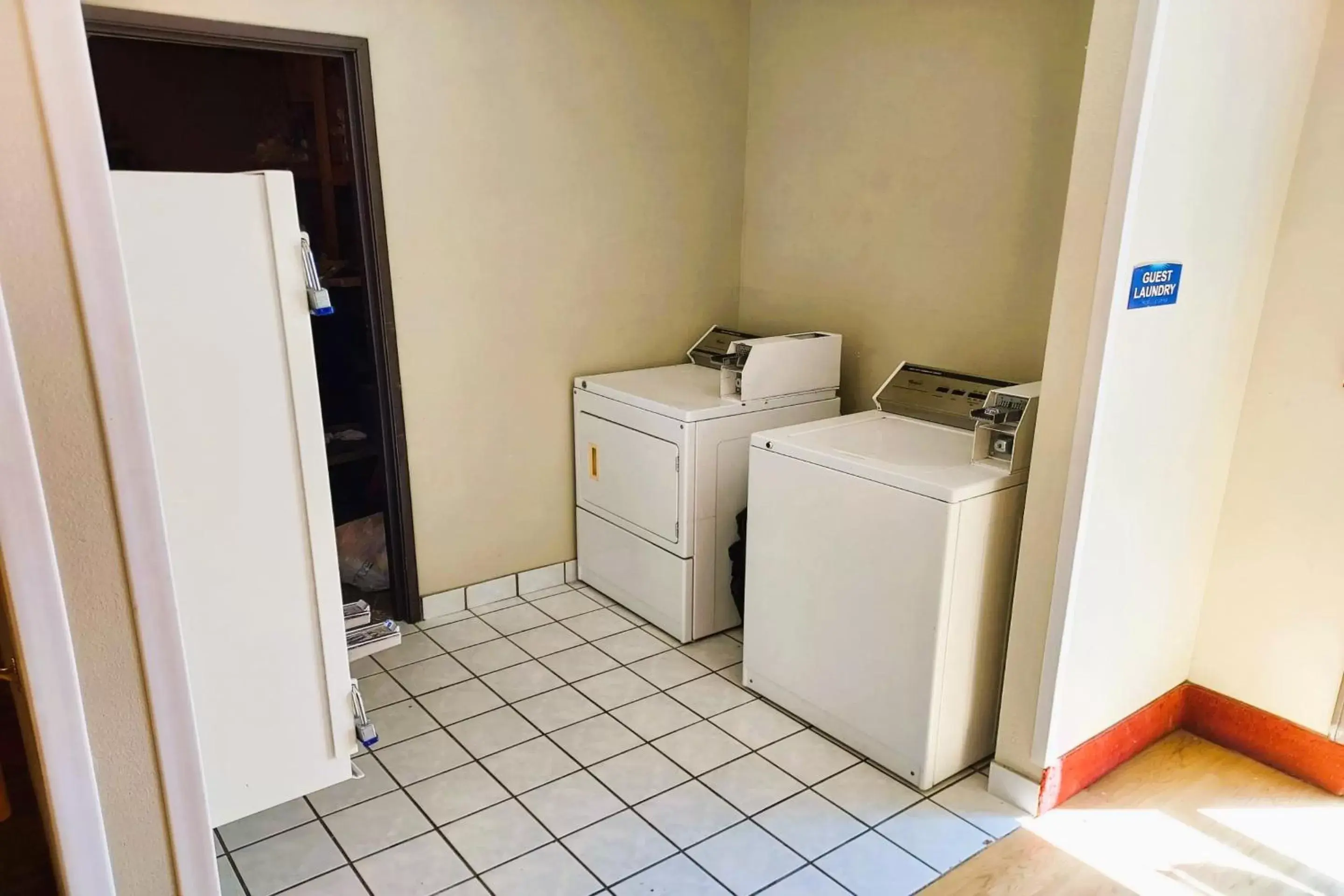 laundry, Kitchen/Kitchenette in McPherson Inn By OYO, I-135