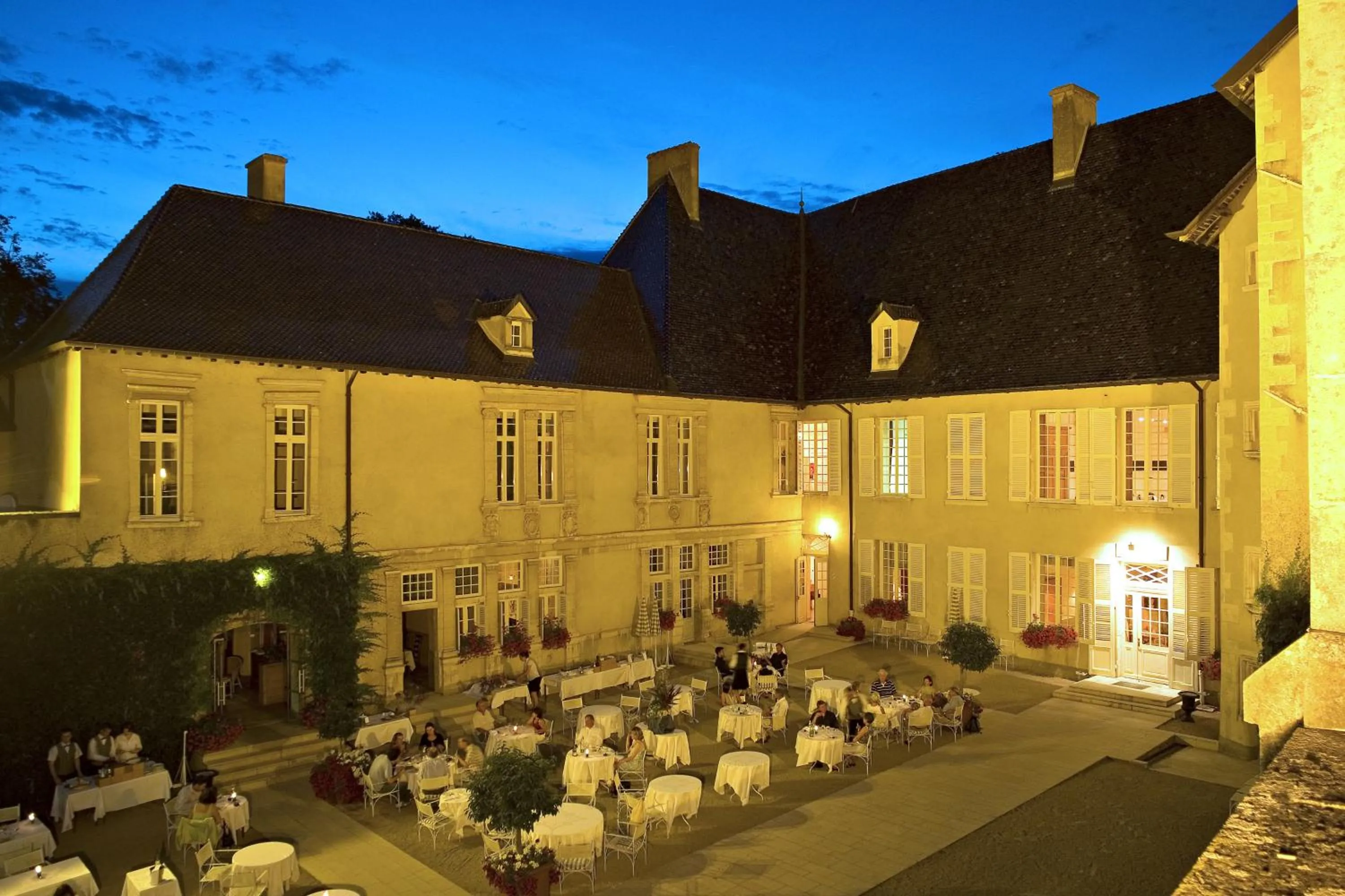 Restaurant/places to eat in Château de Pizay