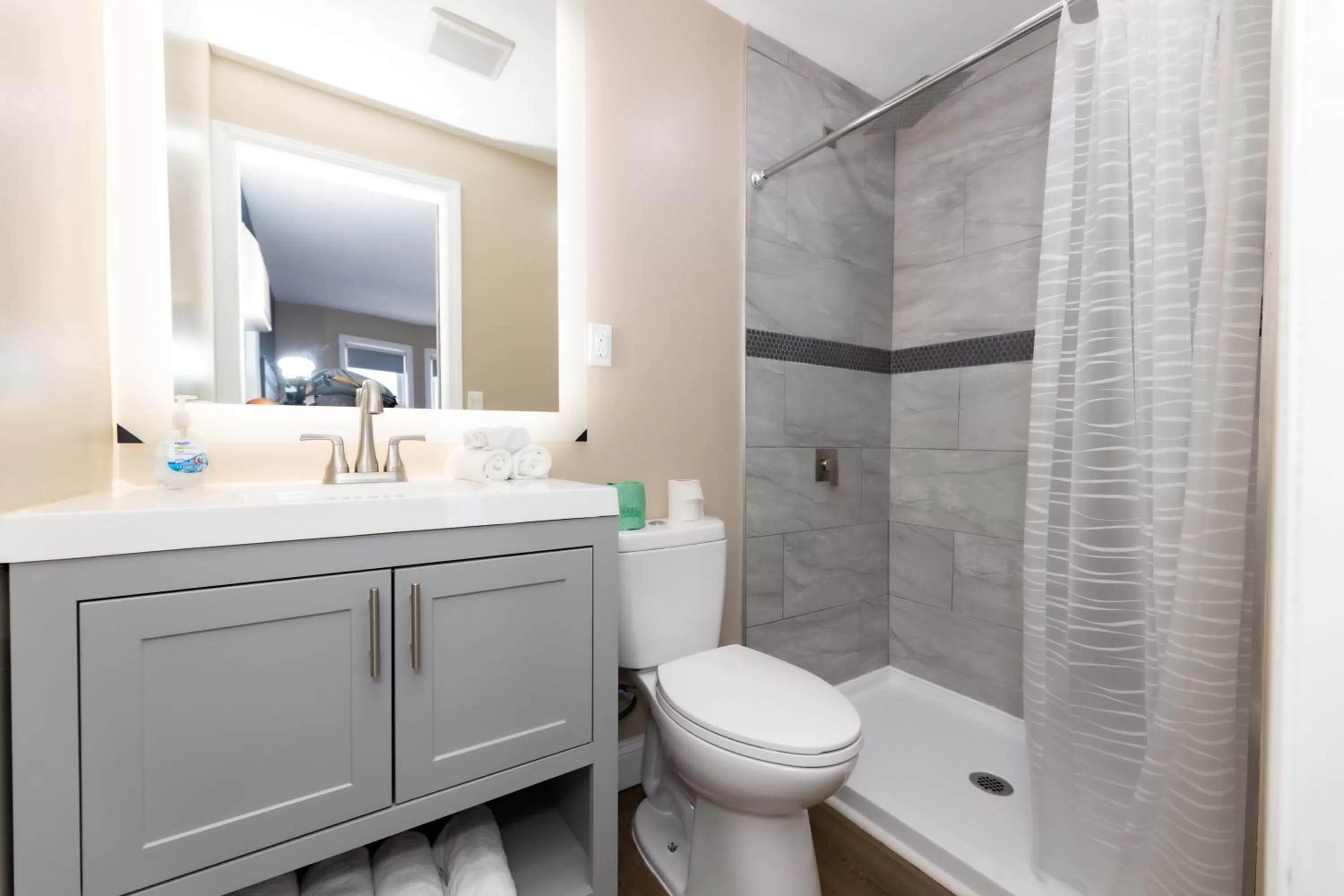 Toilet in Seaside Sands Inn