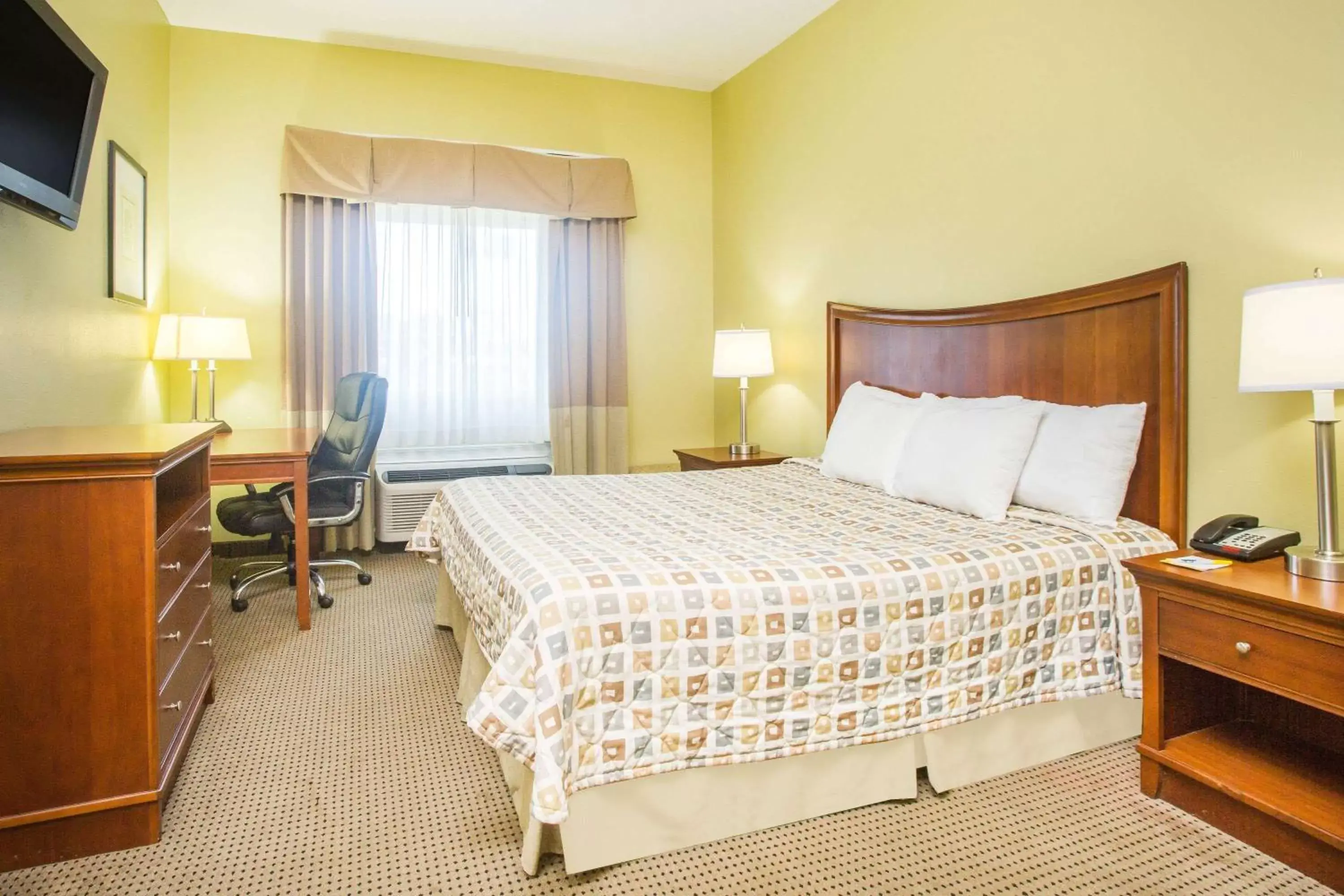 Photo of the whole room, Bed in Days Inn & Suites by Wyndham Swainsboro
