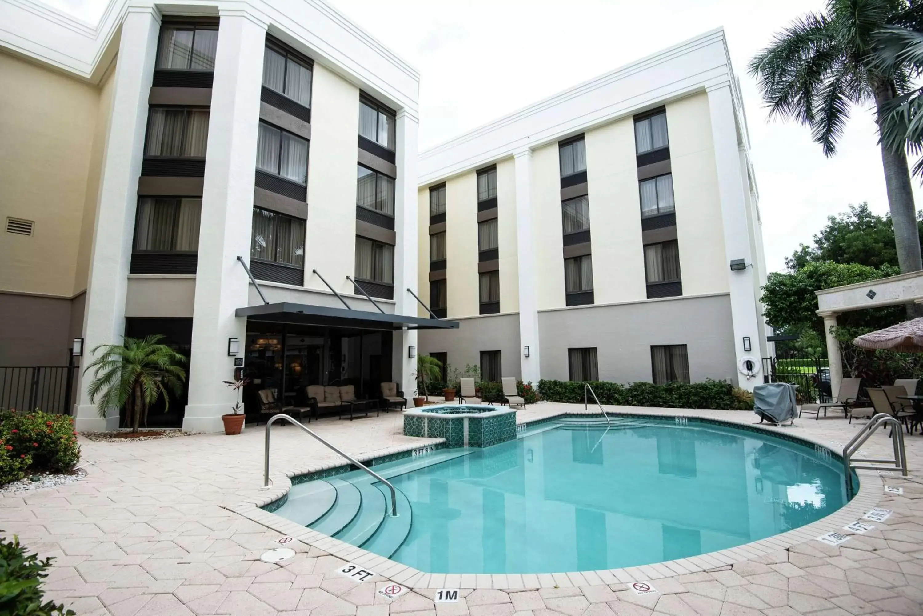 Swimming Pool in Hampton Inn Boca Raton