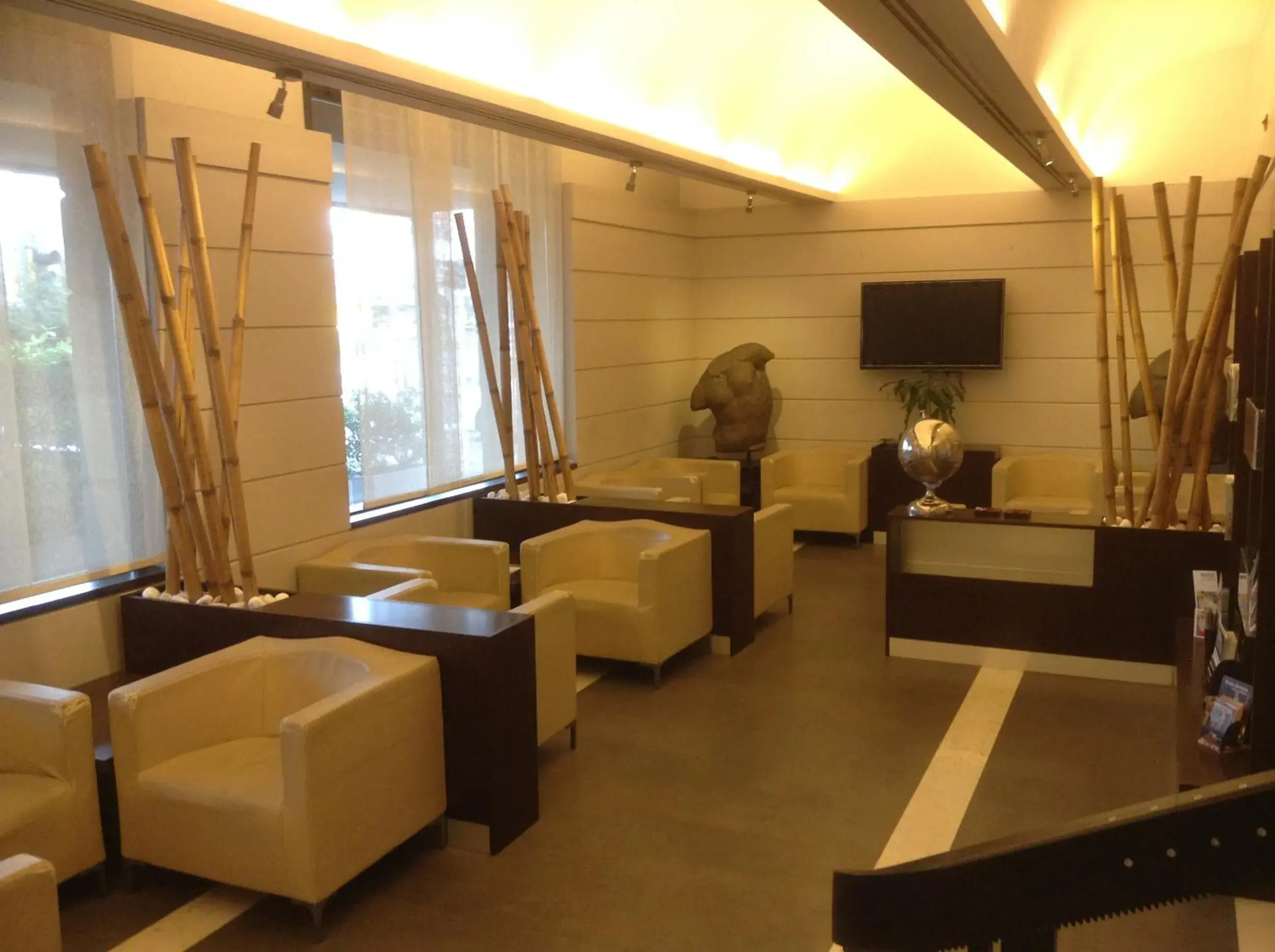 Communal lounge/ TV room in Hotel Fiera Wellness & Spa