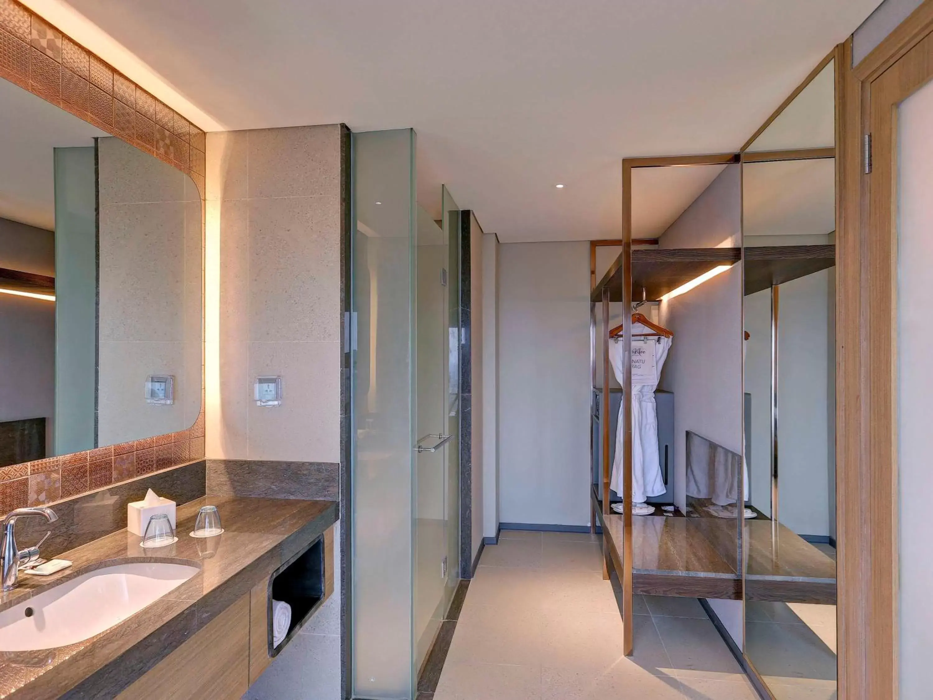 Bathroom in Mercure Jakarta Gatot Subroto