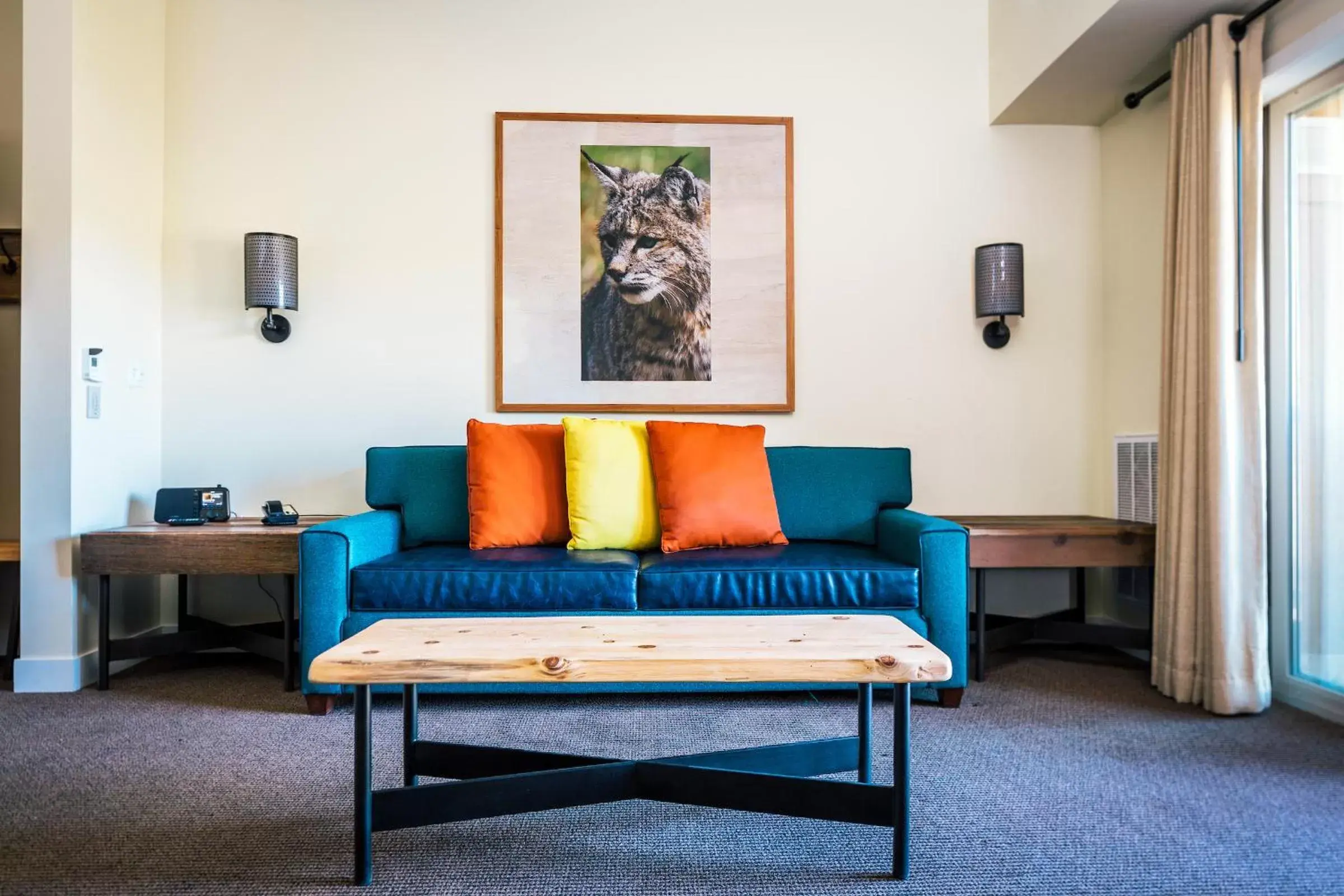 Living room, Seating Area in Rush Creek Lodge at Yosemite