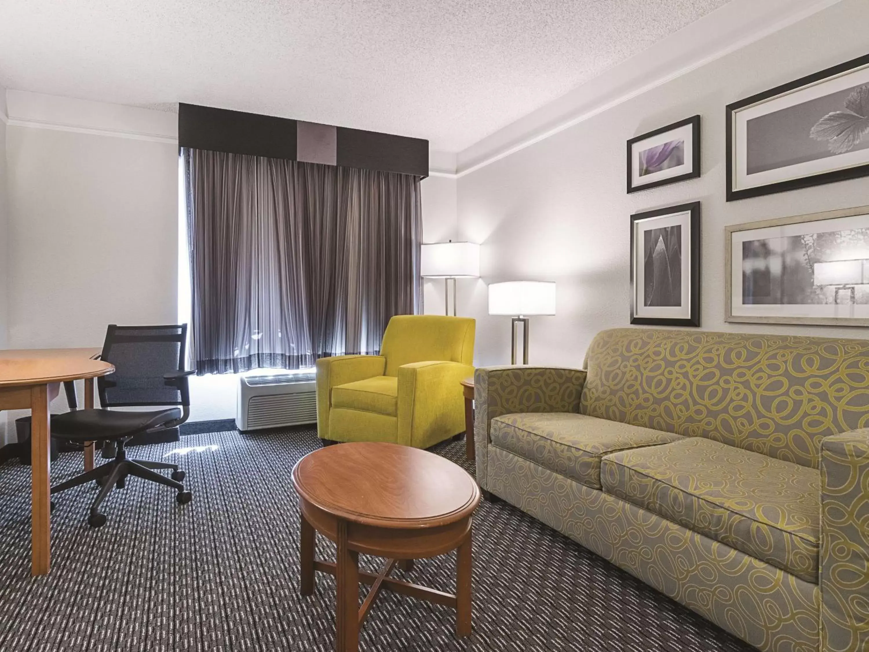 Photo of the whole room, Seating Area in La Quinta by Wyndham Miami Airport East