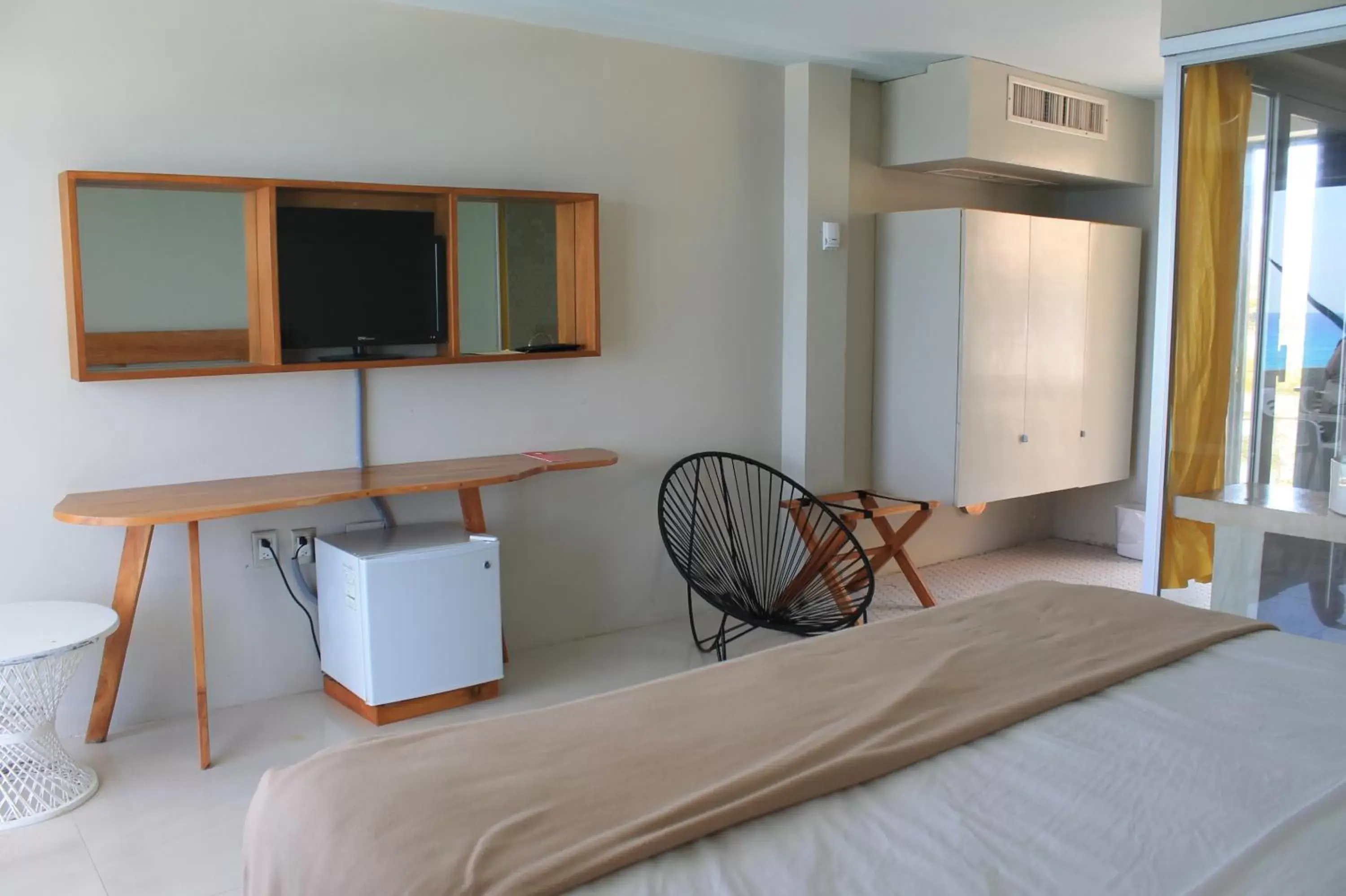 Bedroom, TV/Entertainment Center in Rocamar Hotel Isla Mujeres