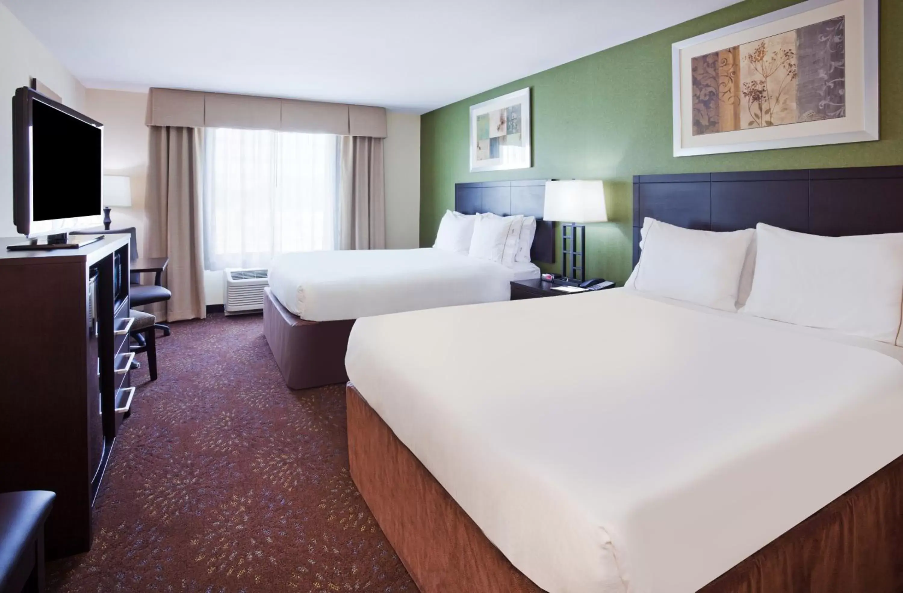 Bedroom, Bed in Holiday Inn Express and Suites Rochester West-Medical Center, an IHG Hotel